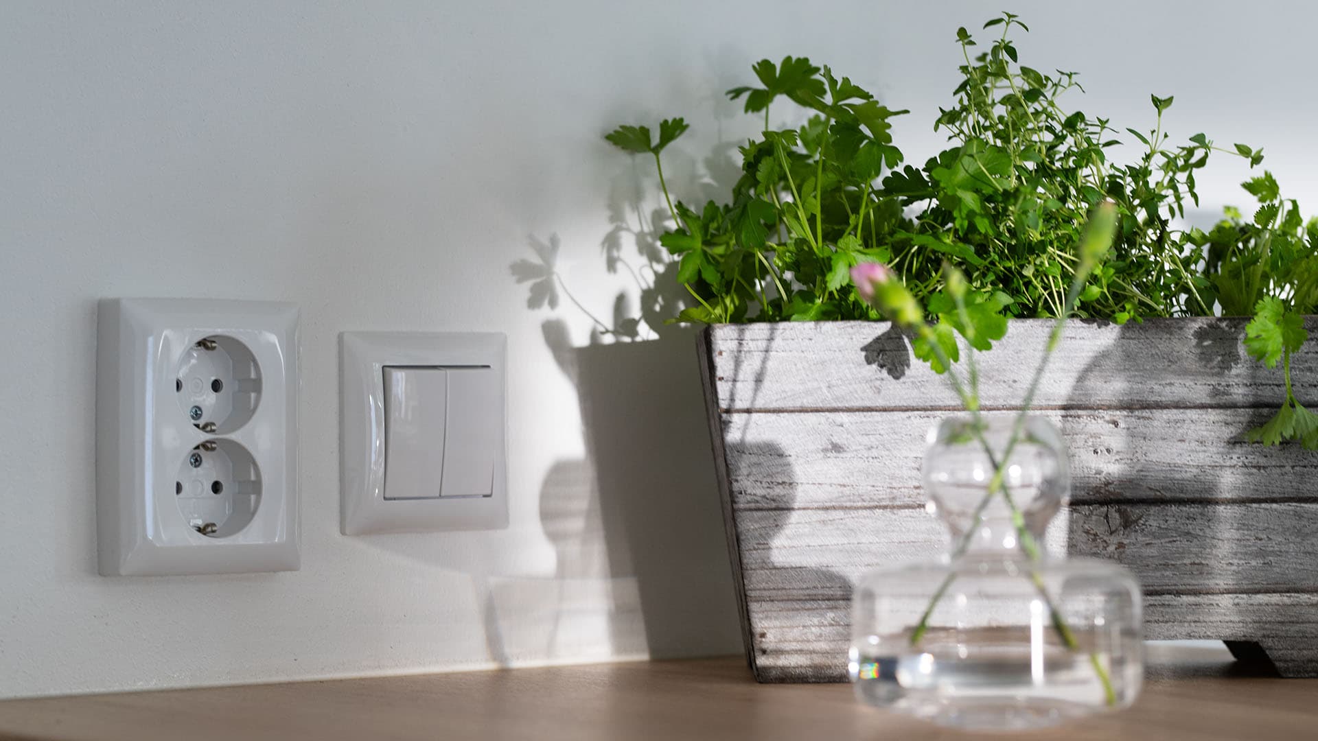 <p data-block-key="miysx">Uudessa SAGAssa on huomioitu kalusteiden UV-suojausta entistä paremmin. Nyt valkoinen pistorasia pysyy valkoisena auringonsäteistä huolimatta.</p>