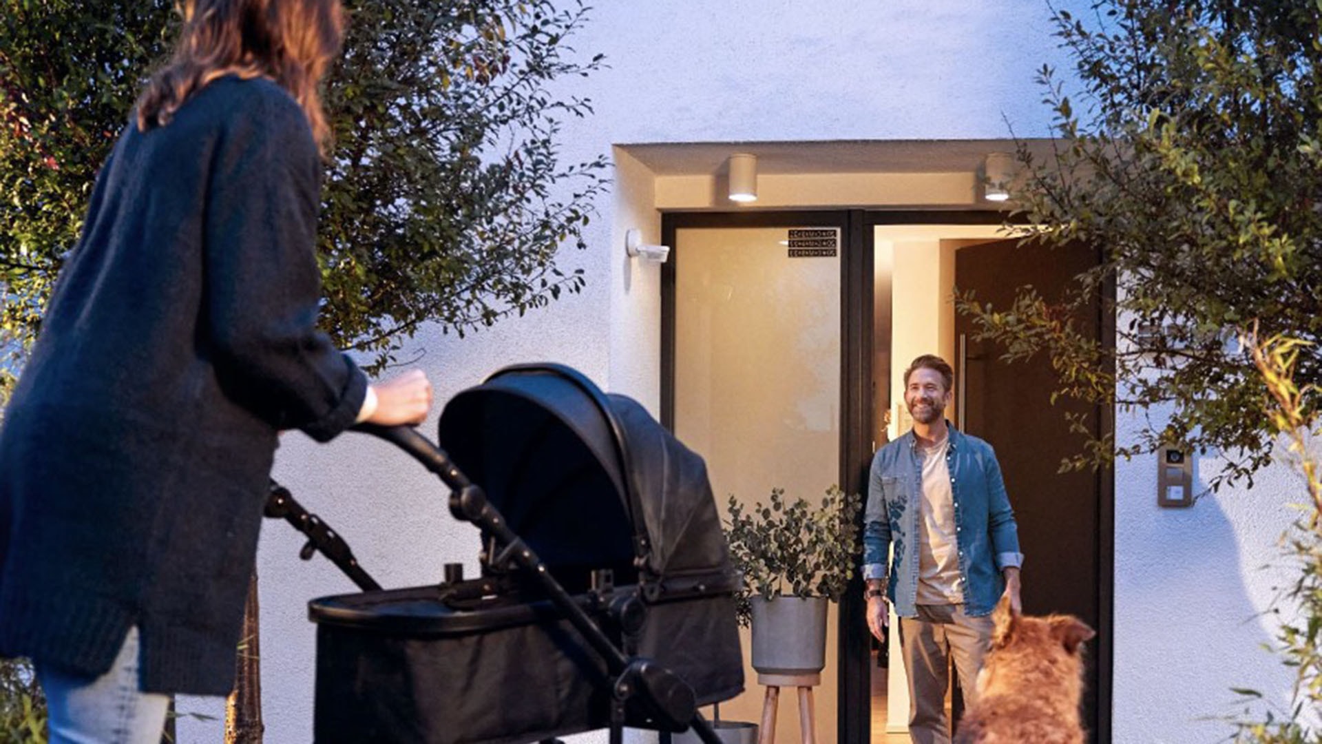 1920 ABB Vahti-Jussi nainen saapuu lastenrattaiden kanssa kotiin mies vastassa ovella