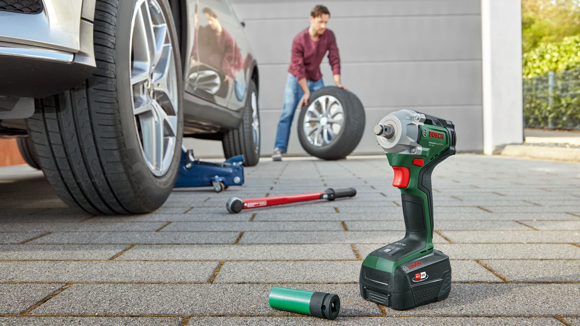 <p data-block-key="q37aj">Bosch Universal ImpactDrive -iskumutterinväännin helpottaa renkaiden vaihtoa.</p>