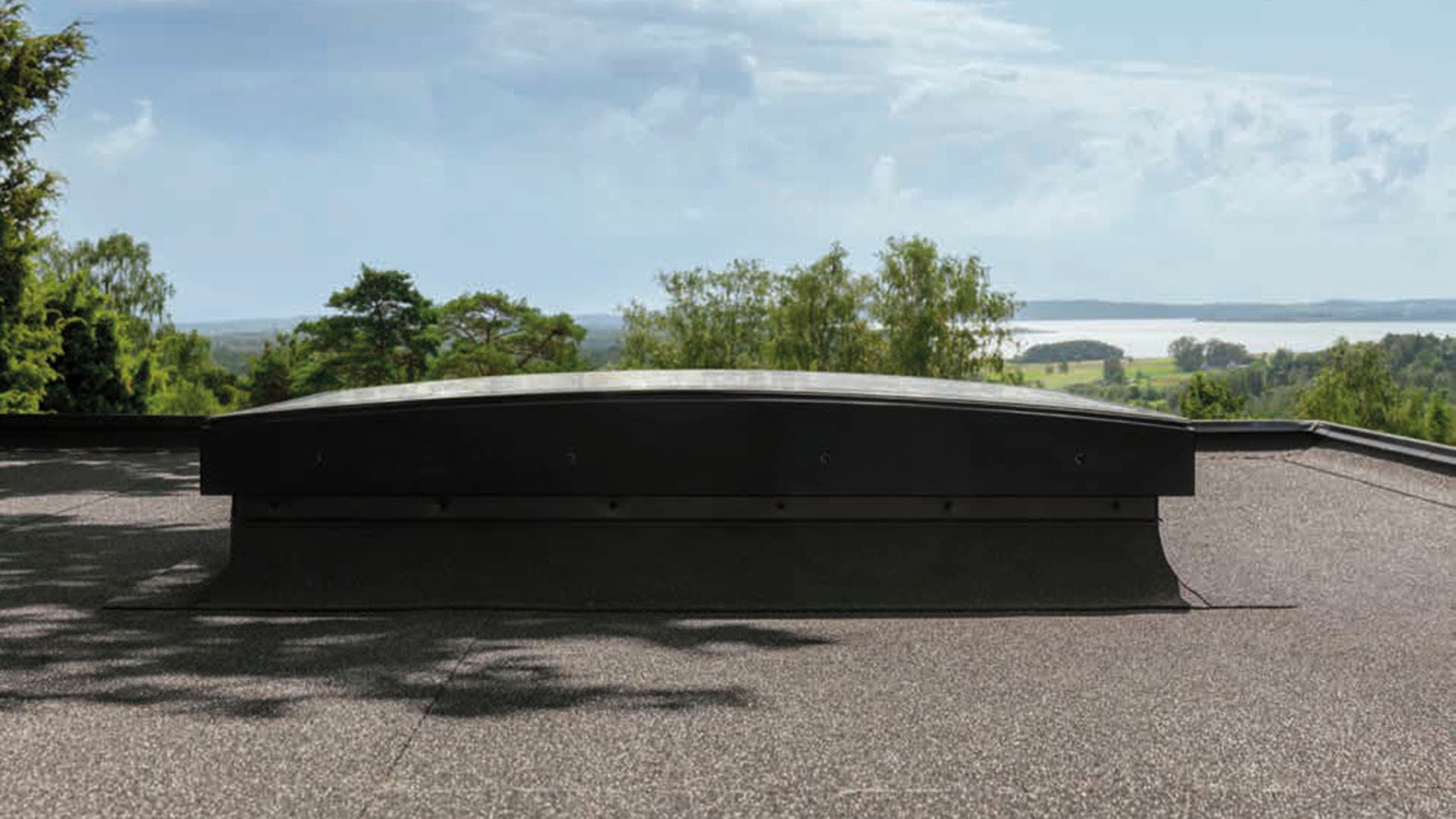 <p data-block-key="hfqtf">Kaarevalla lasilla varustettu kattoikkuna.</p>