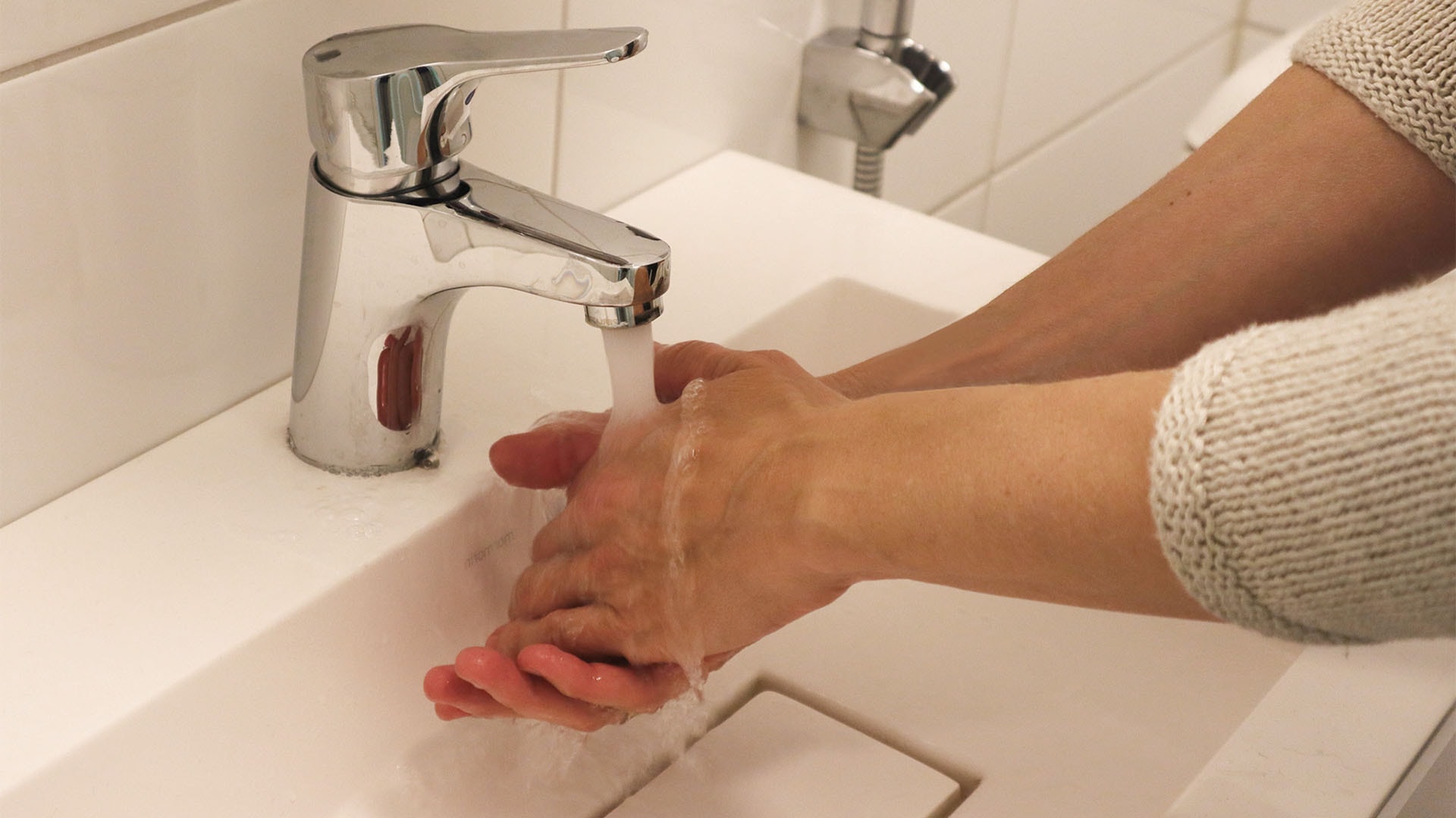 1920 Käsienpesu lämmintä vettä lämminvesivaraajasta