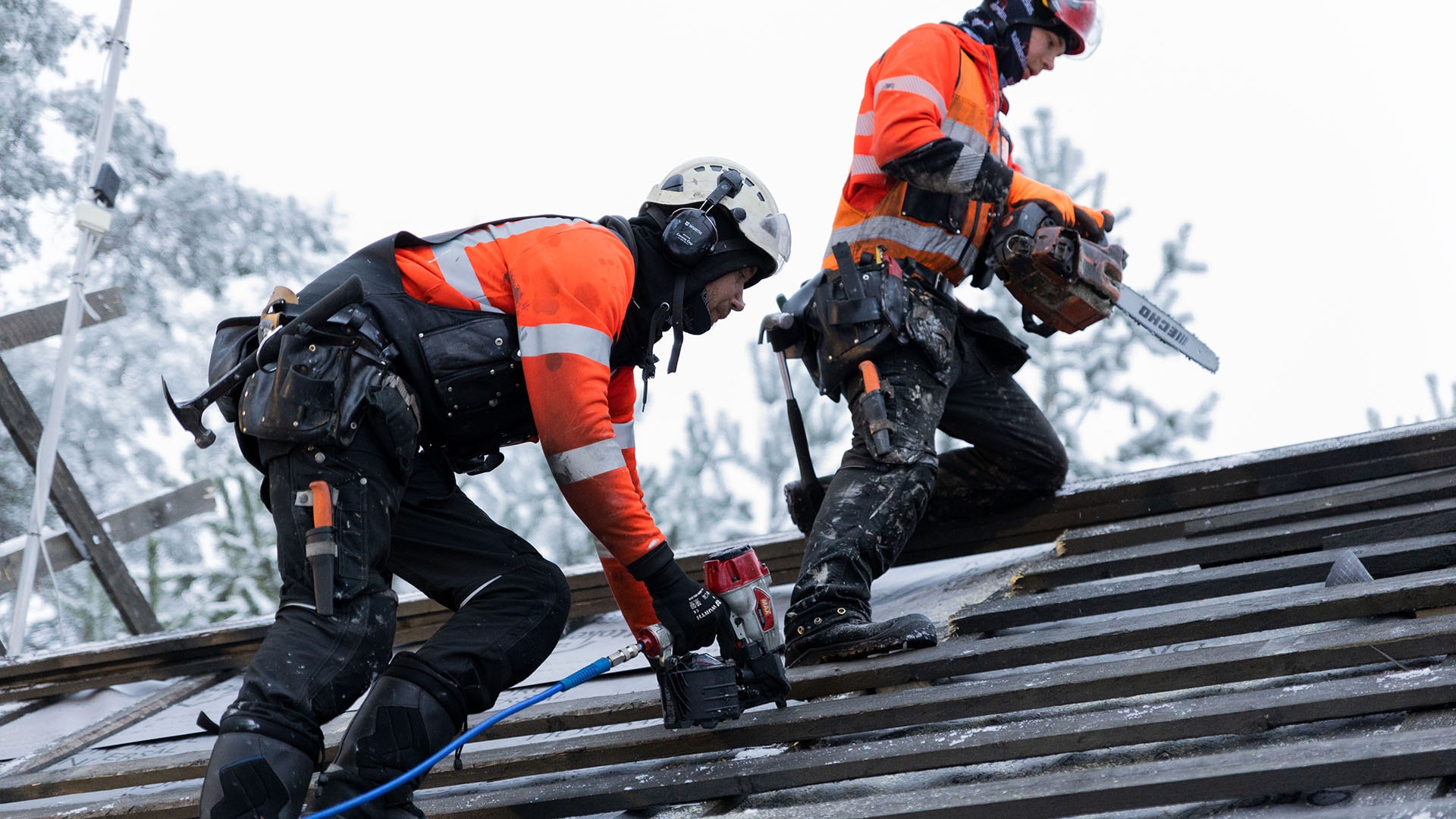 1920 Kattokeskus-kattoremontti-talvella-miehet-toissa