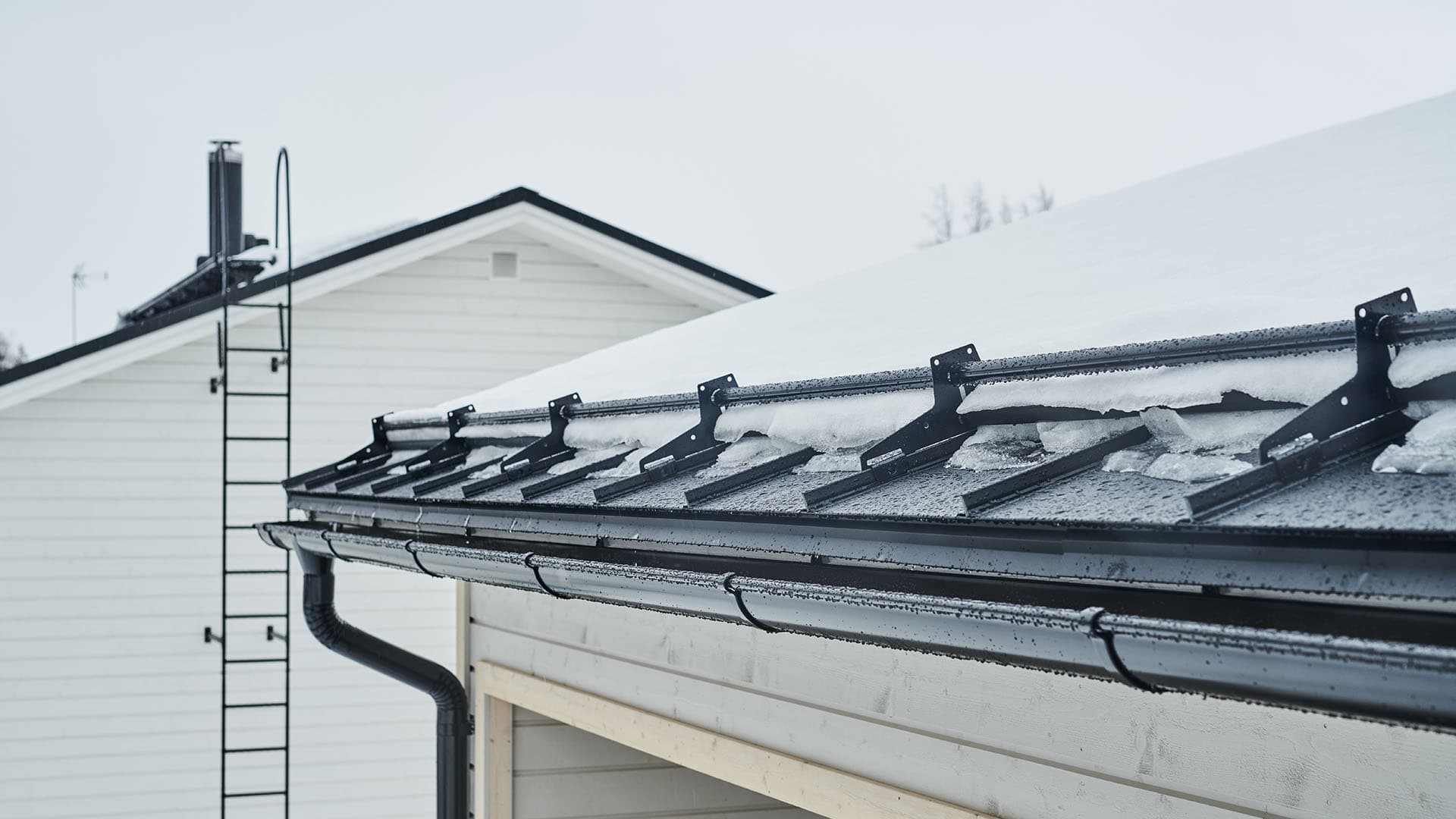 <p data-block-key="ulv8o">Lumieste tulee asentaa aina koko räystään mitalle.</p>