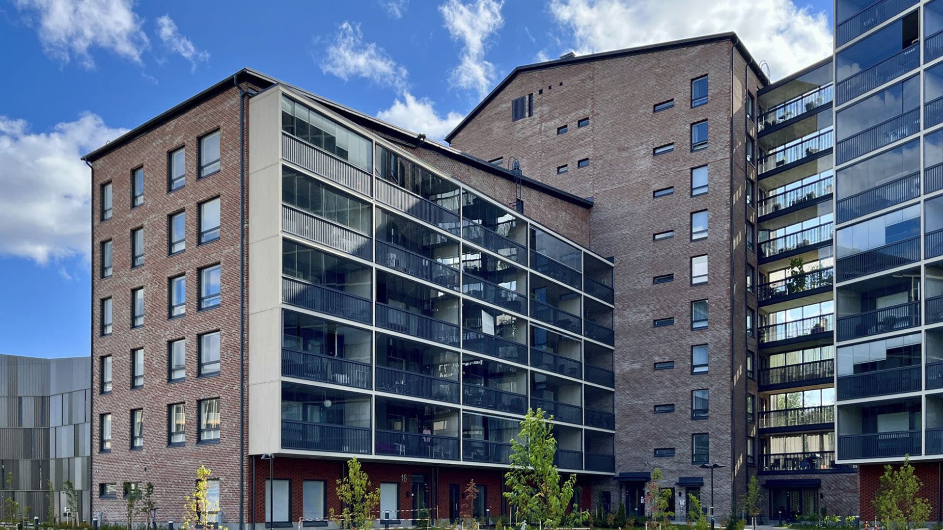 Espoon Niittykummun tiiliverhoiltu asuinkohde