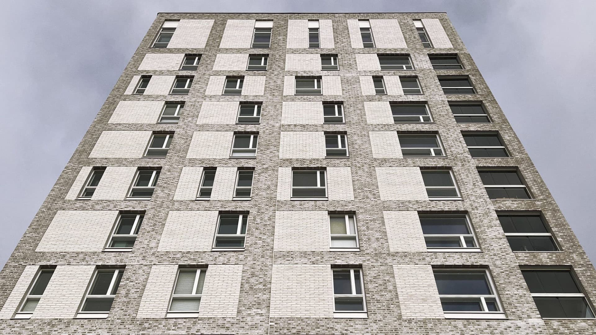 Postitorni: esimerkki modernista tiiliarkkitehtuurista