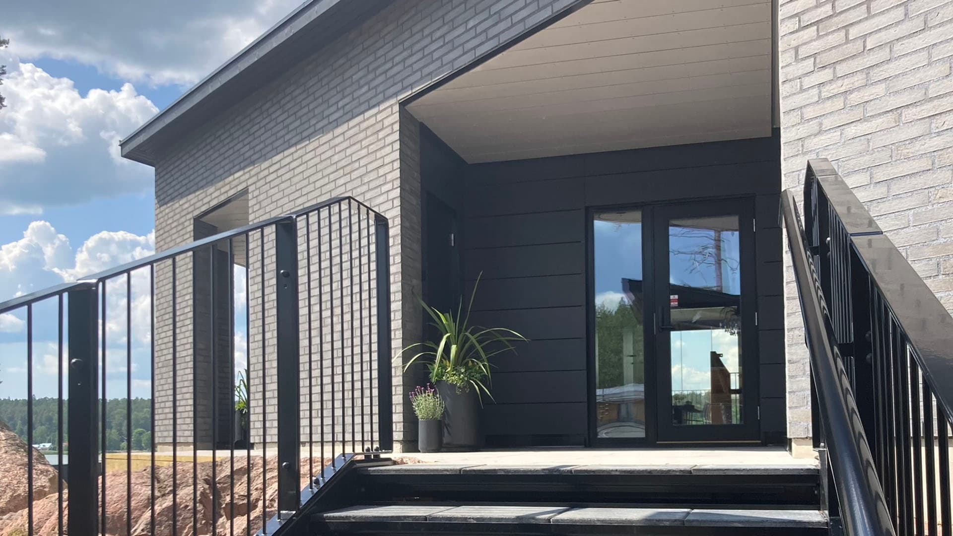 <p data-block-key="f7mgn">Queen's Stone Loviisan Asuntomessuilla: sisäänkäynti.</p>