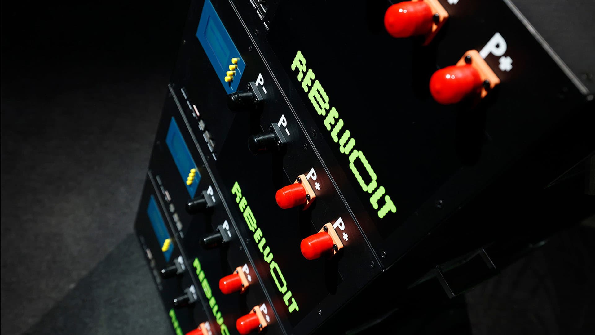 Rebelvoltin aurinkopaneeliakkua saatavilla yksinoikeudella Kattokeskukselta