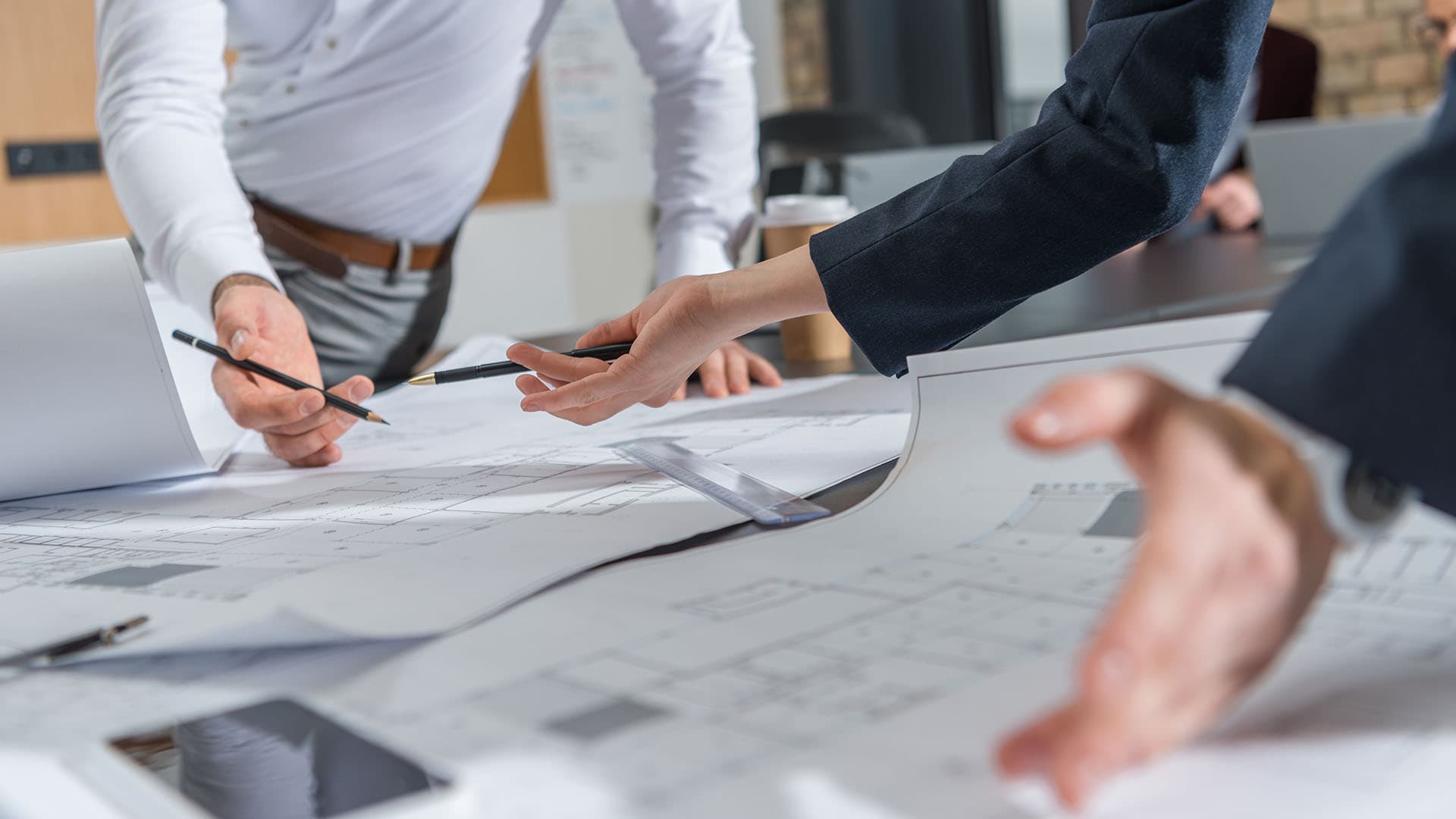 Rakennusprojektin aloituskokous: Tärkeimmät vaiheet ja osallistujien roolit