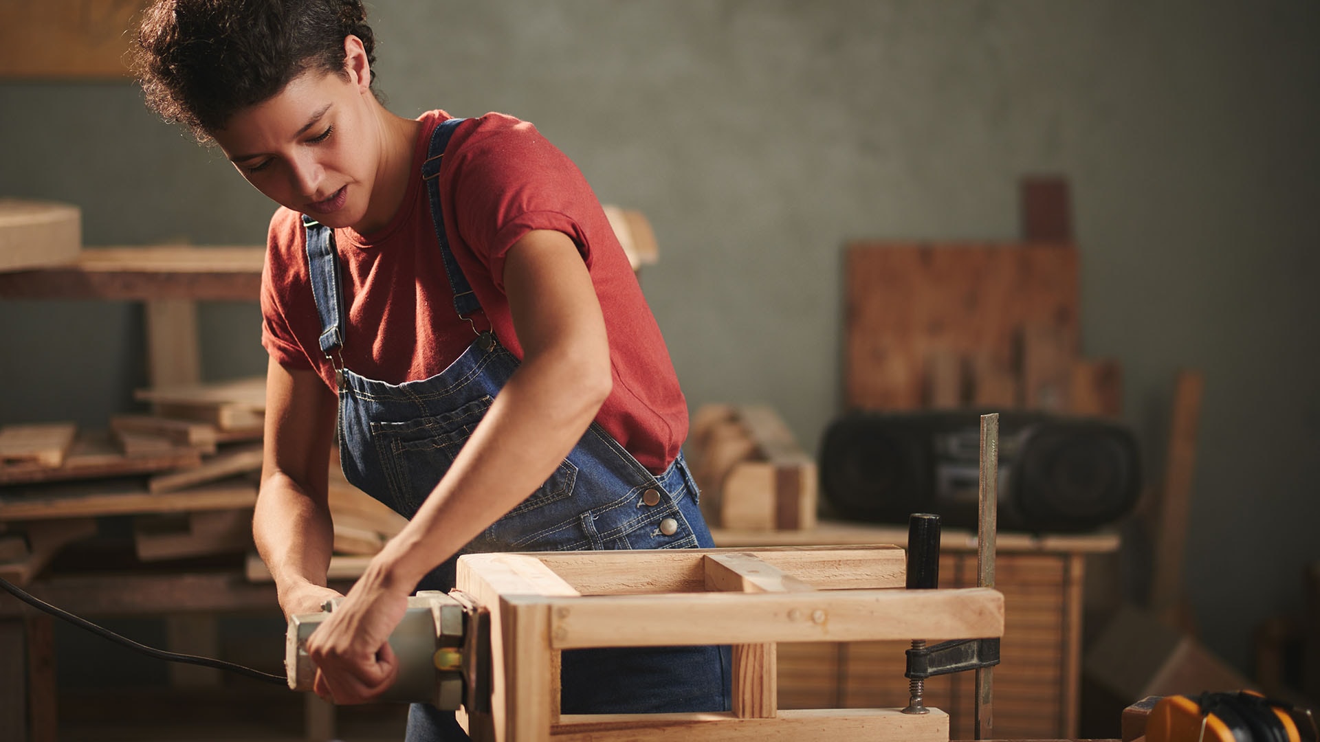 1920 ammattilaispuuseppä rakentaa pientä puista istuinta