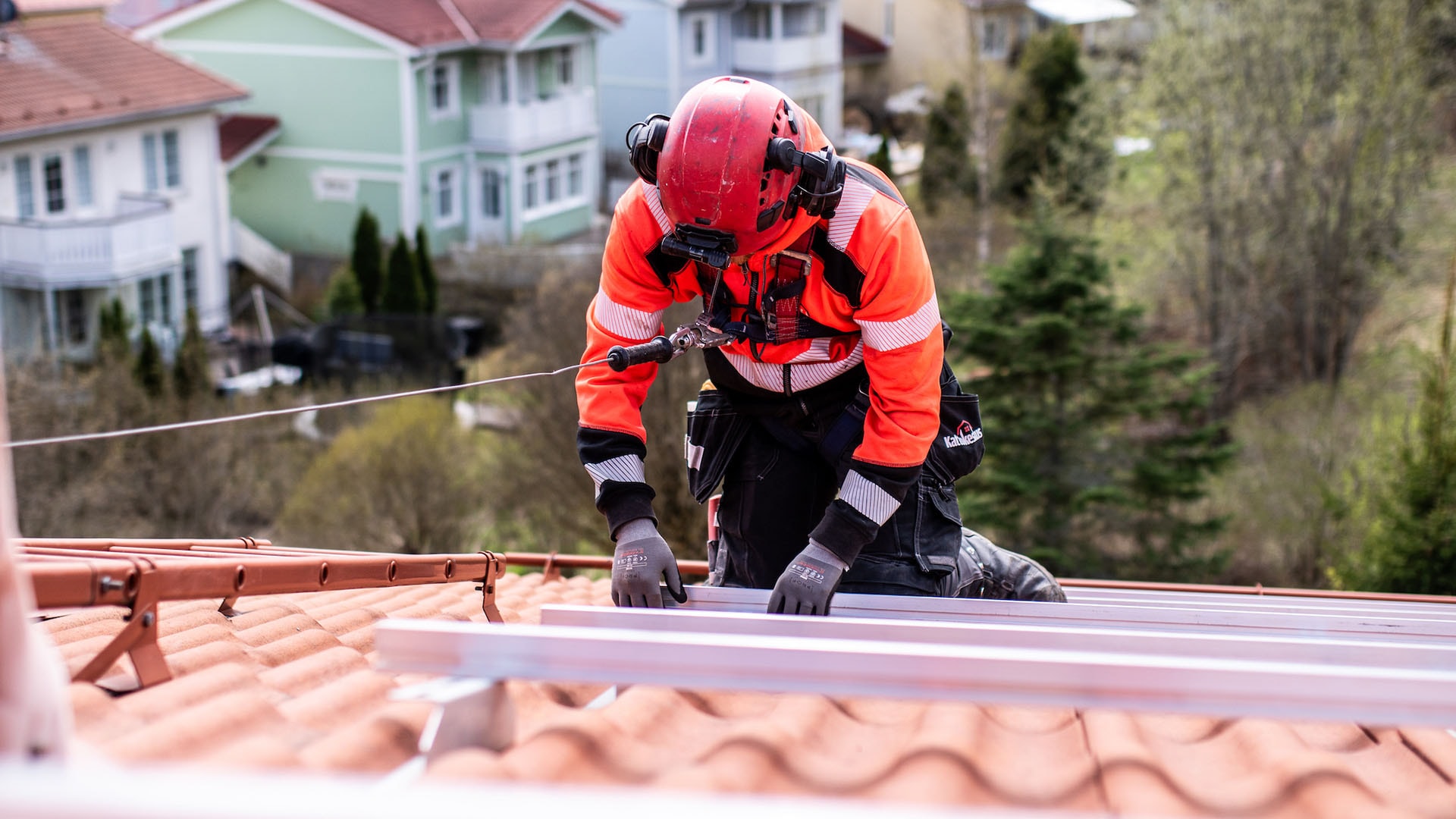 1920 aurinkopaneelien asennusta tiilikatolle kattokeskuksen toimesta