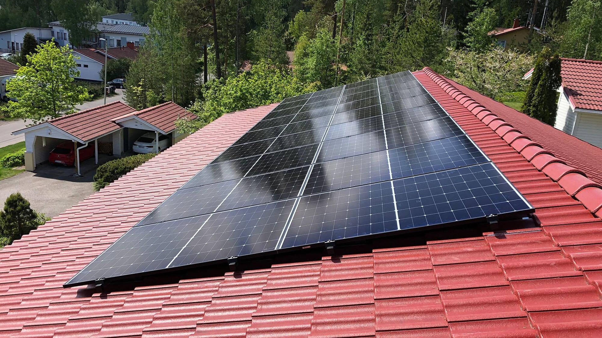 1920 aurinkopaneelit asennettuna punaisen tiilikaton pintaan