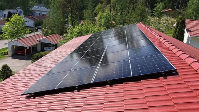 Aurinkopaneelin asennus on tarkkuutta vaativaa työtä