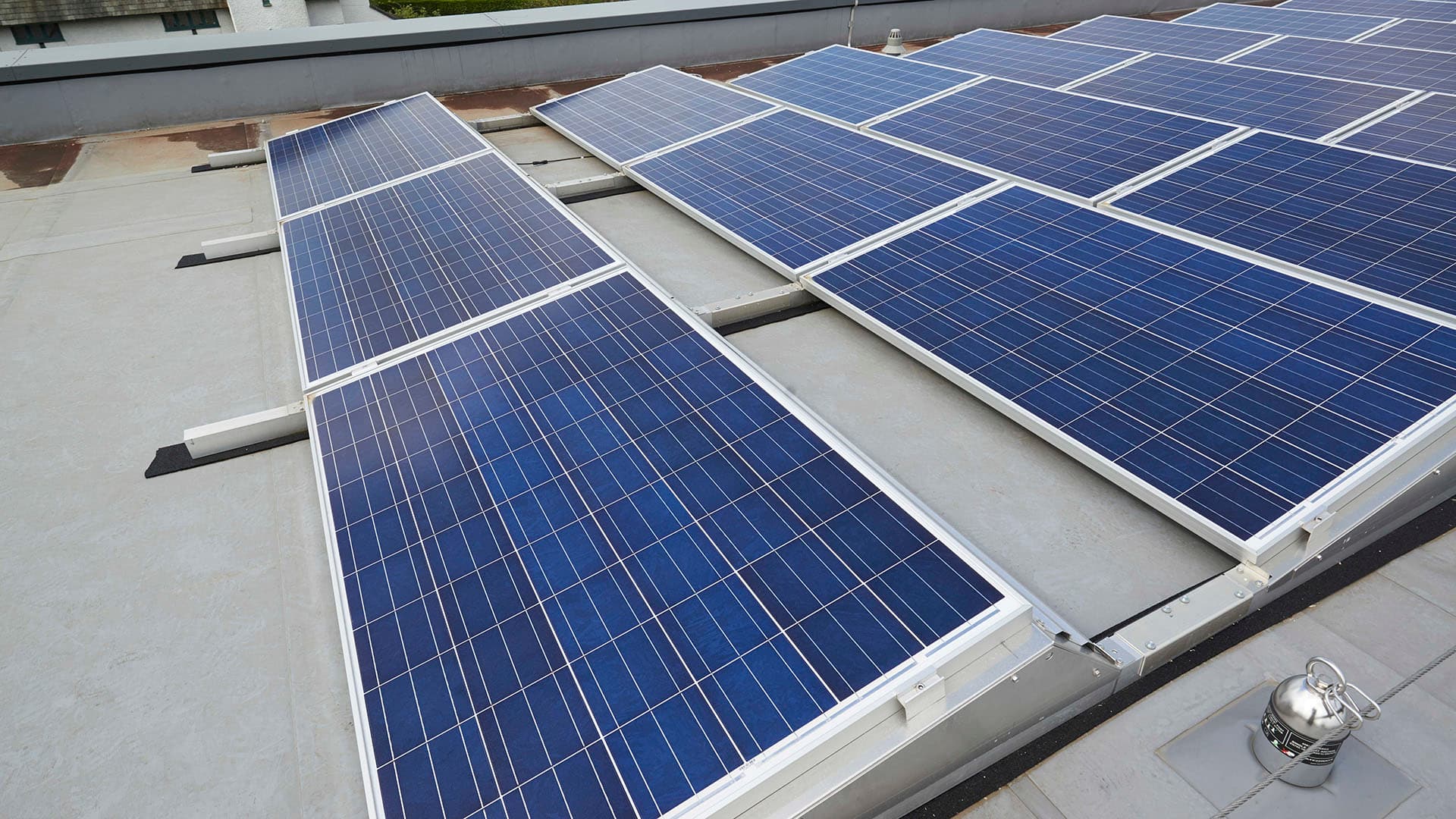 <p data-block-key="gup5q">Kattojen lämpöeristys on yksi tehokkaimmista keinoista pienentää rakennusten energiankulutusta. Lisäämällä myös aurinkopaneelit saadaan katto mukaan energiantuotantoon.</p>