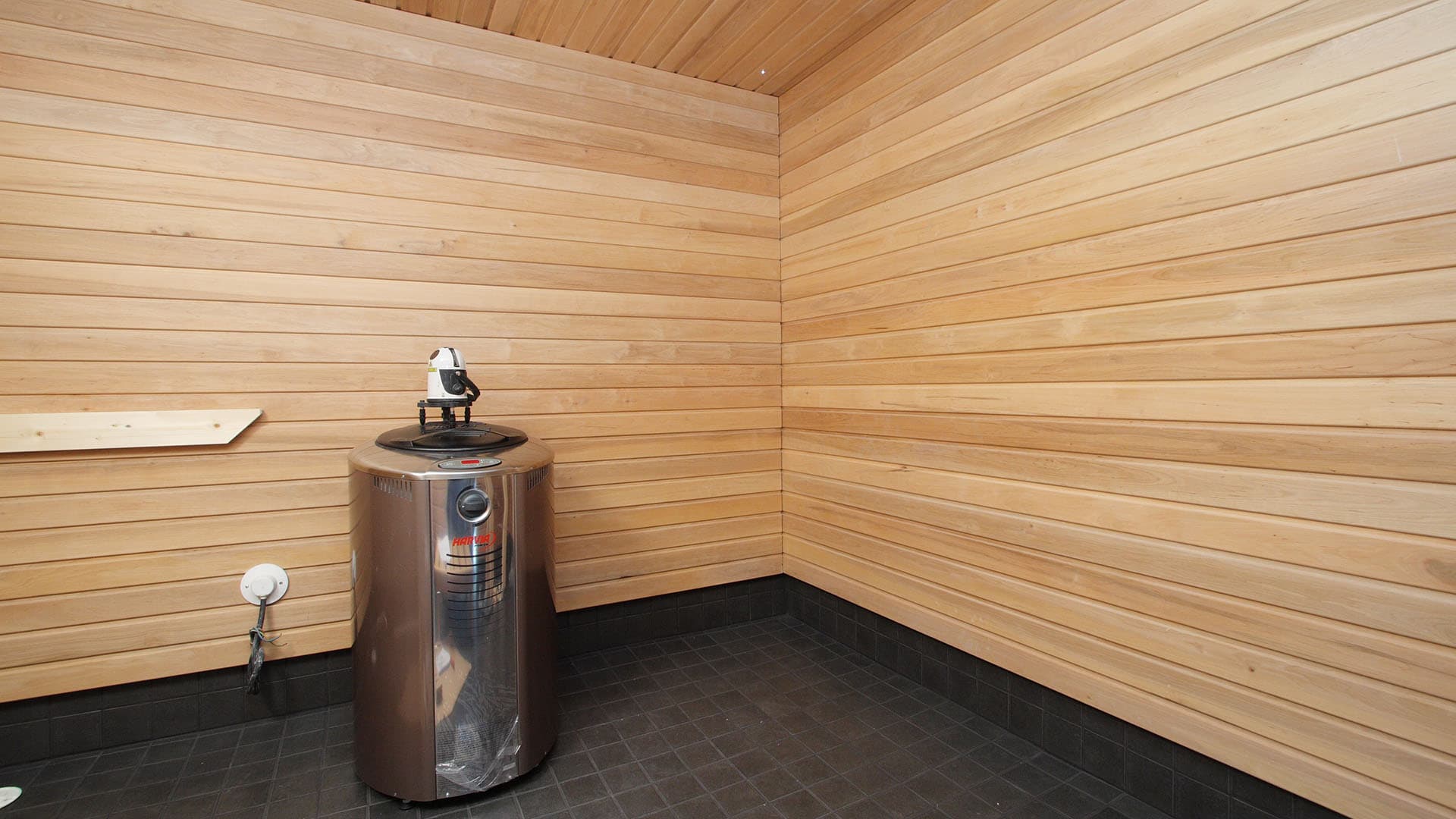 1920 ennen lauteiden asennusta sauna on eristetty ja paneloitu uudelleen Paneloinnin taakse asennettu lauteiden kiinnityspuut