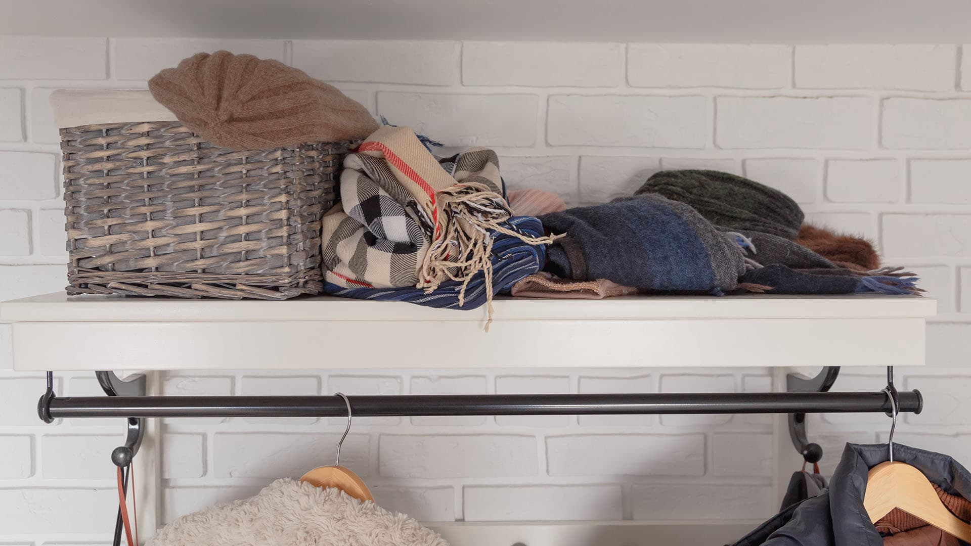 <p data-block-key="w2mg4">Hattuhyllylle sijoitetut korit helpottavat oikeiden asusteiden löytymistä</p>