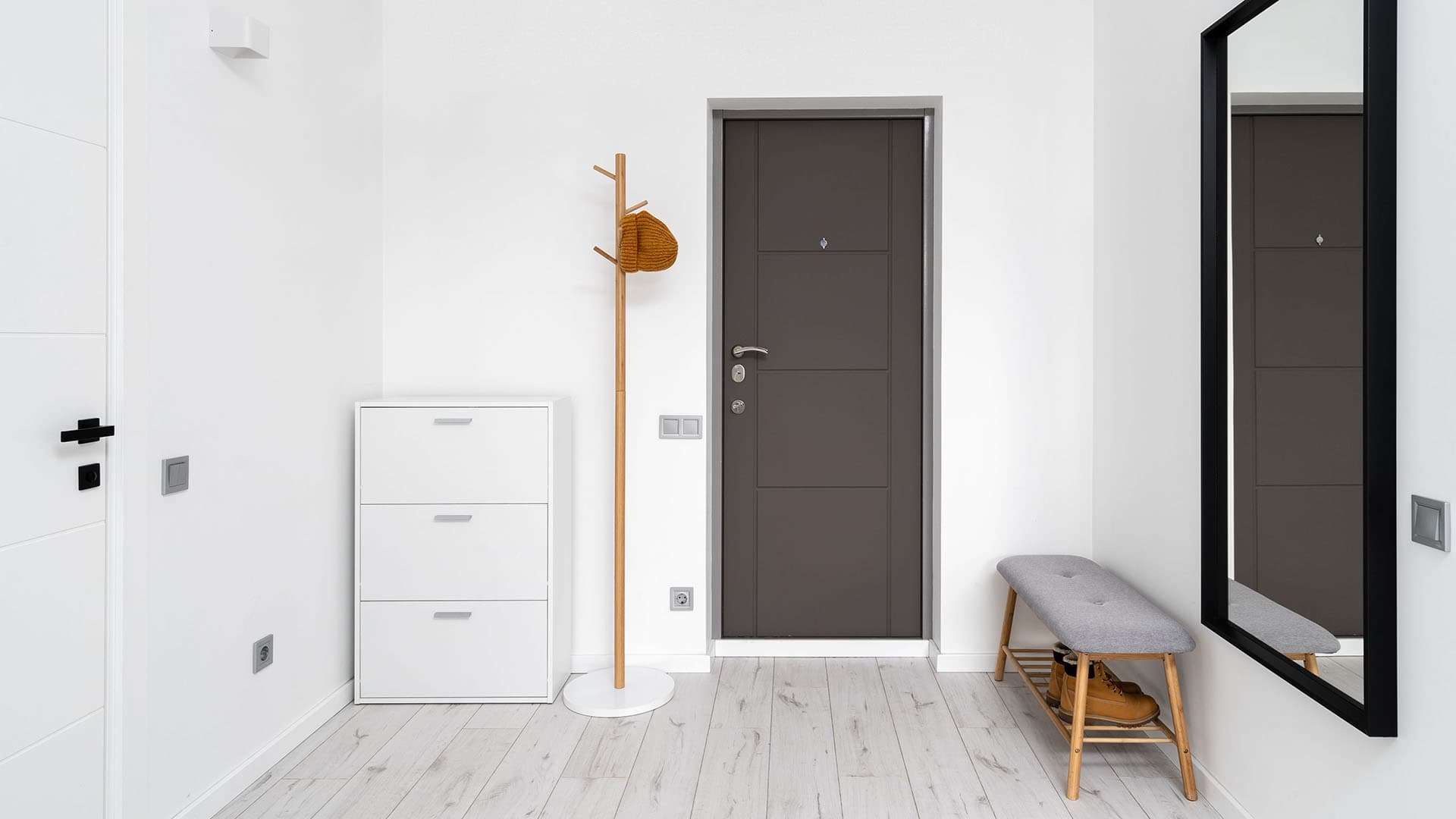 <p data-block-key="0of3u">Säilytysratkaisut voivat olla myös huomaamattomia. Kenkäkaapissa on helppo säilyttää sesongin kengät käden ulottuvilla.</p>