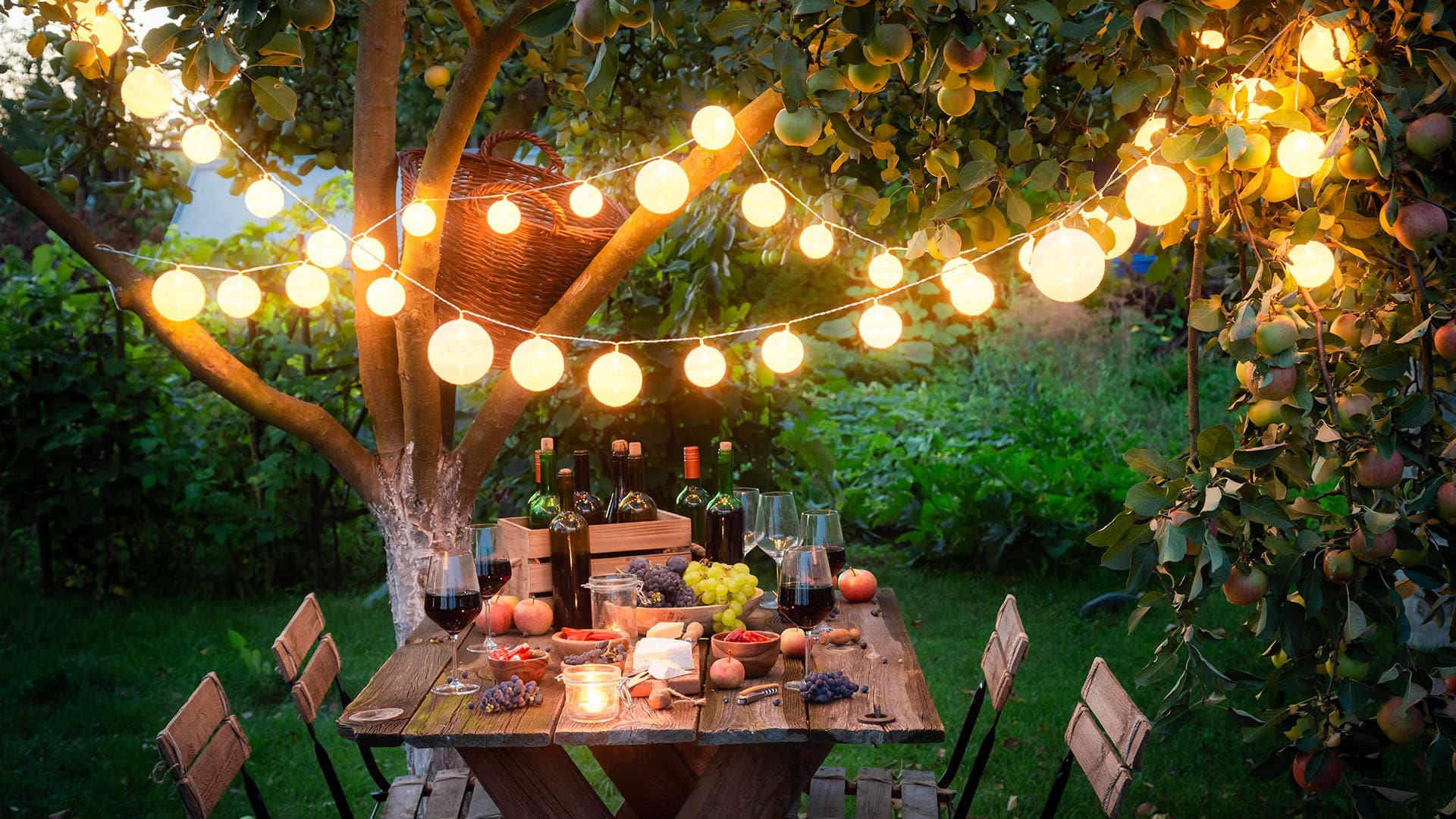 <p data-block-key="36cyr">Jos puutarhassasi on paljon puita, ripusta niiden väliin valoketjuja.</p>