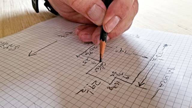 Huoneen mittojen kirjaaminen ylös ruutupaperille pinta-alojen laskemista varten.