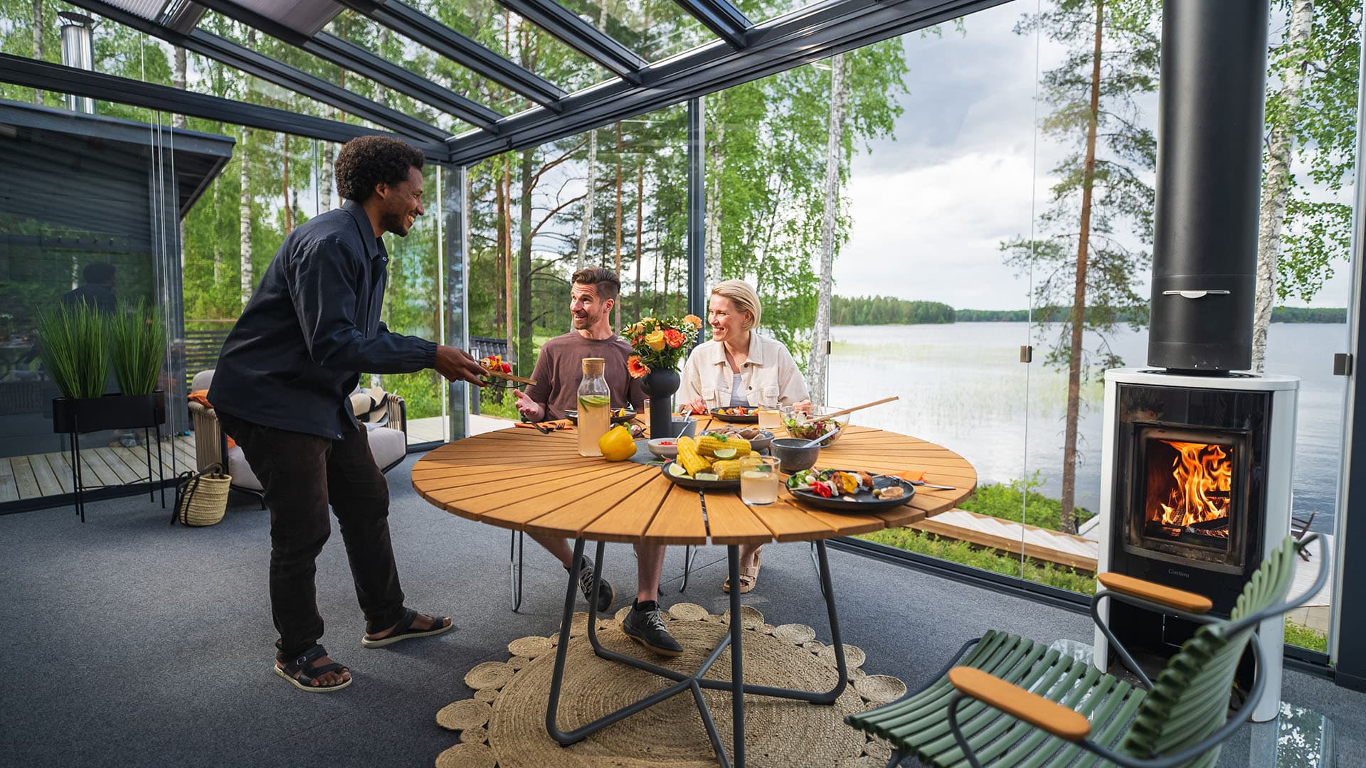 Sään vuoksi ei enää hermoilla: lasiterassi toimii suojana