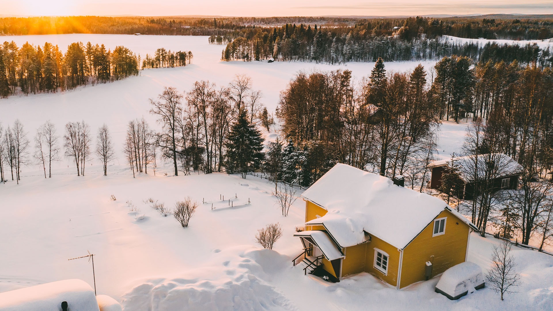 1920 ilmakuva lumisessa maisemassa olevasta keltaisesta rintamamiestalosta
