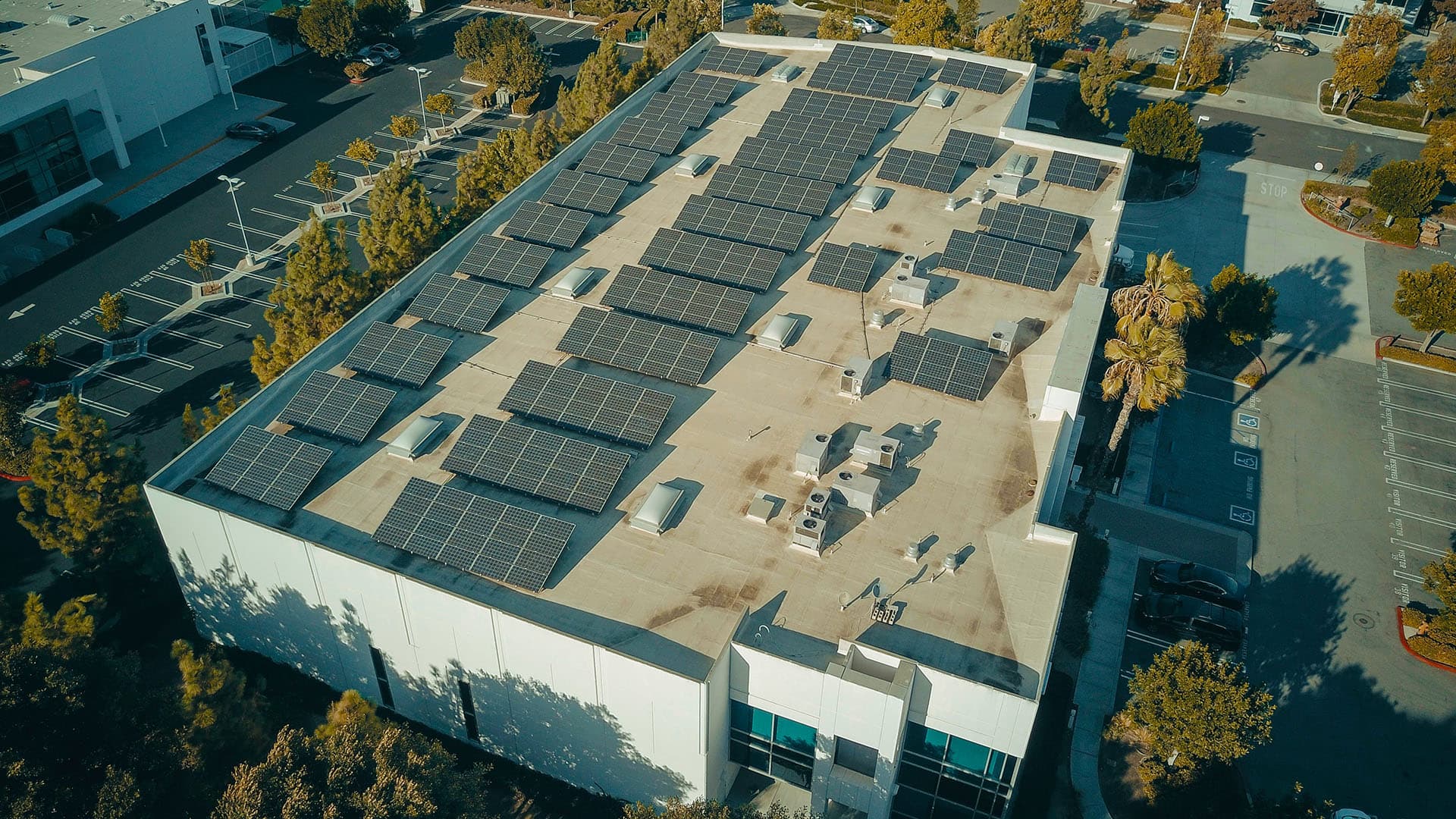 <p data-block-key="9isme">Suurten tehdasrakennusten kattopinta-ala kannattaa hyödyntää aurinkosähkön tuottamiseen.</p>