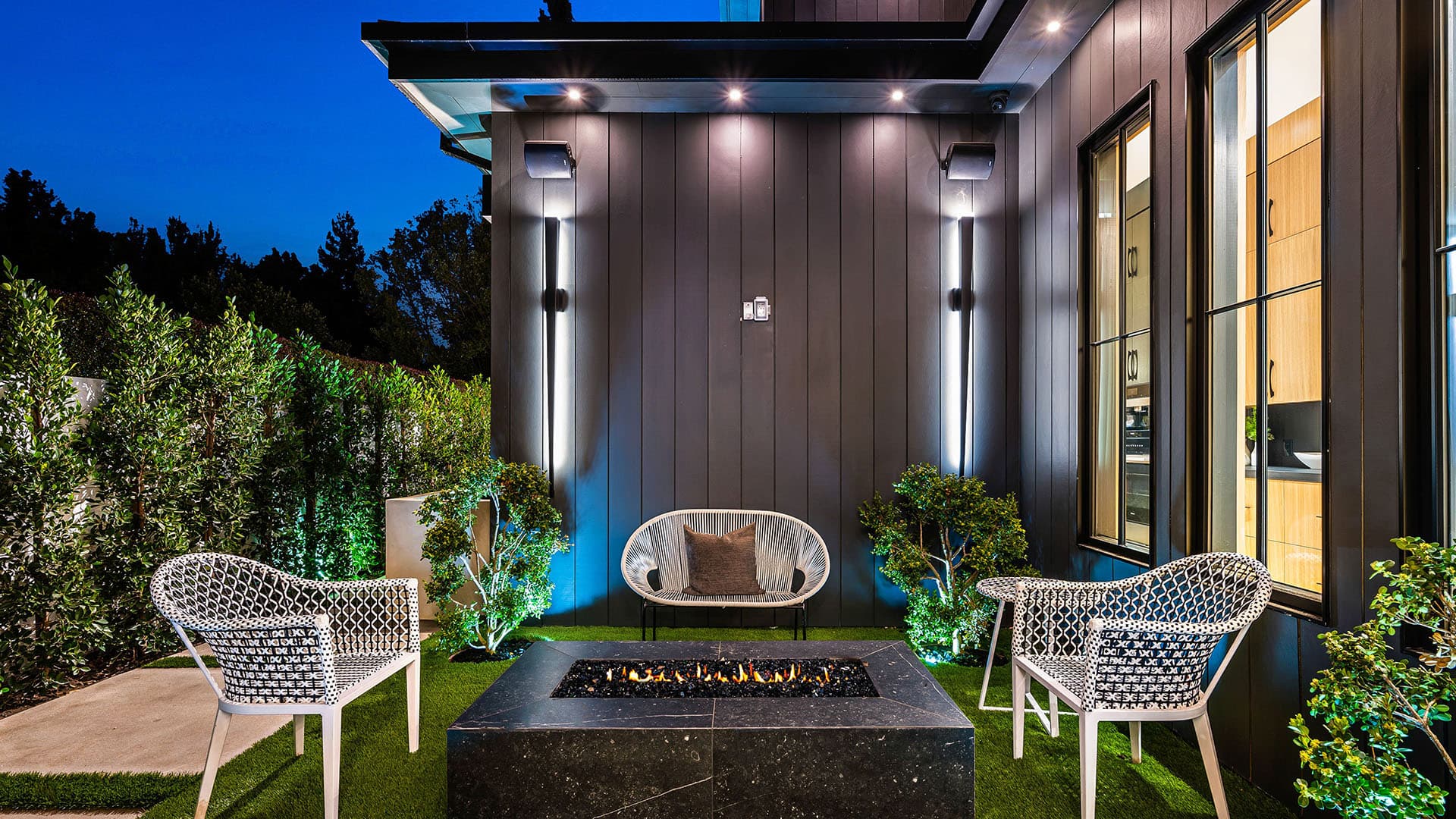 <p data-block-key="o8h9q">Arkkitehtuuriin sopiva julkisivuvalaistus korostaa talon tyyliä ja arvokkuutta.</p>