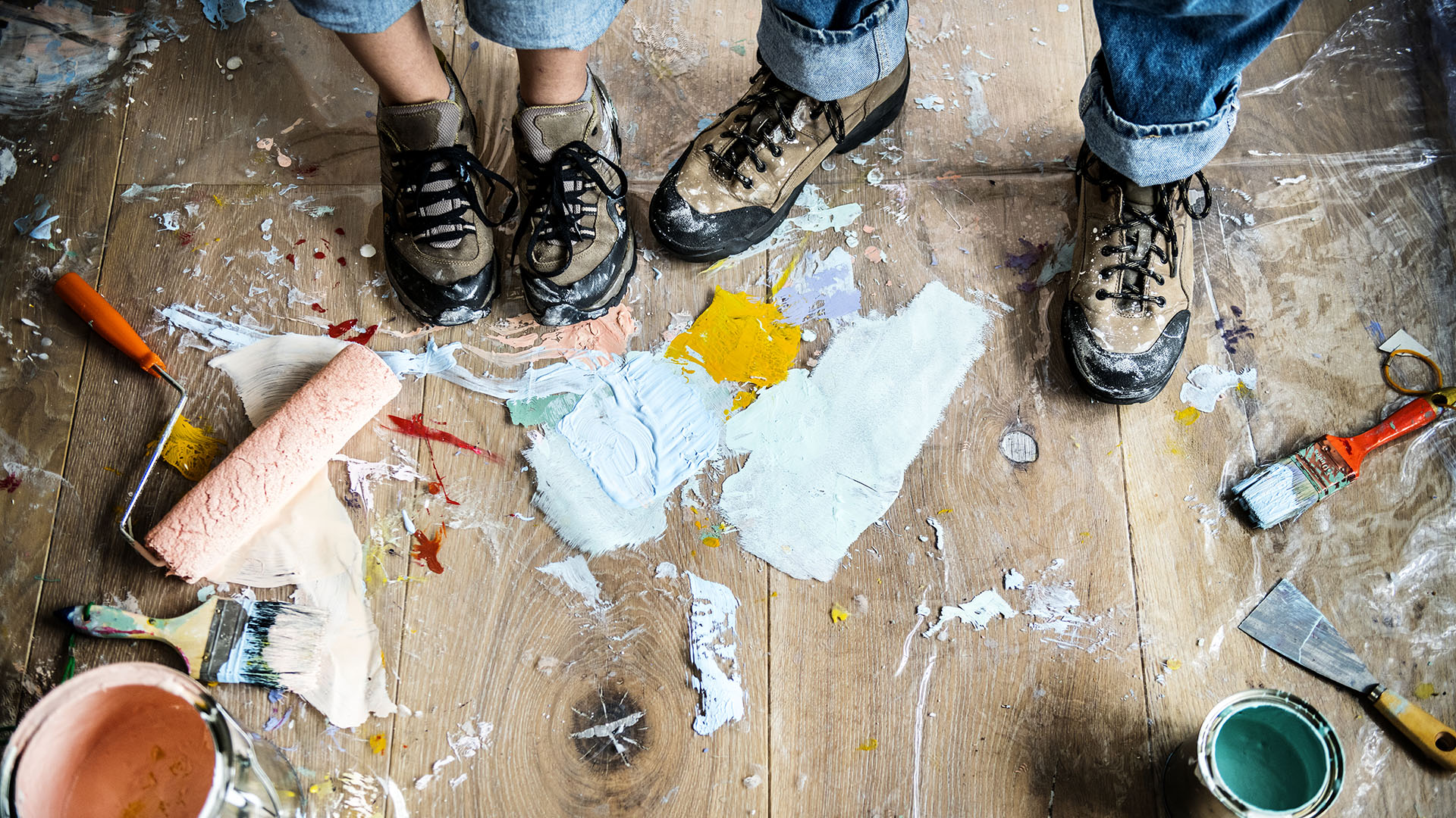 1920 kaksi ihmistä tehnyt remonttia maalia lattialla