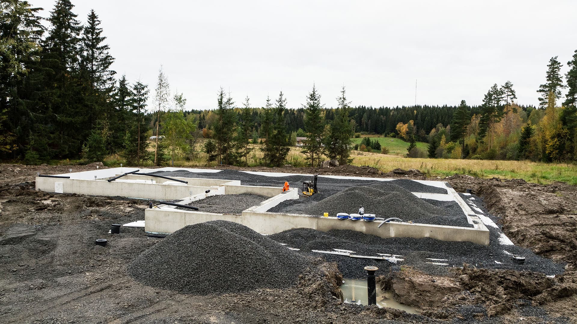 <p data-block-key="960g4">Maatäyttöä tontilla voi olla vaikea arvioida etukäteen, ja maa-ainesta voidaan tarvita alkuperäistä arviota enemmän. Tällöin rakennuttajan on oltava valveilla ja huolehdittava lisätilauksista. Rakennuttajalla onkin paljon vastuuta myös sellaisella työmaalla, jossa hän ei toimi itse varsinaisena rakentajana.</p>