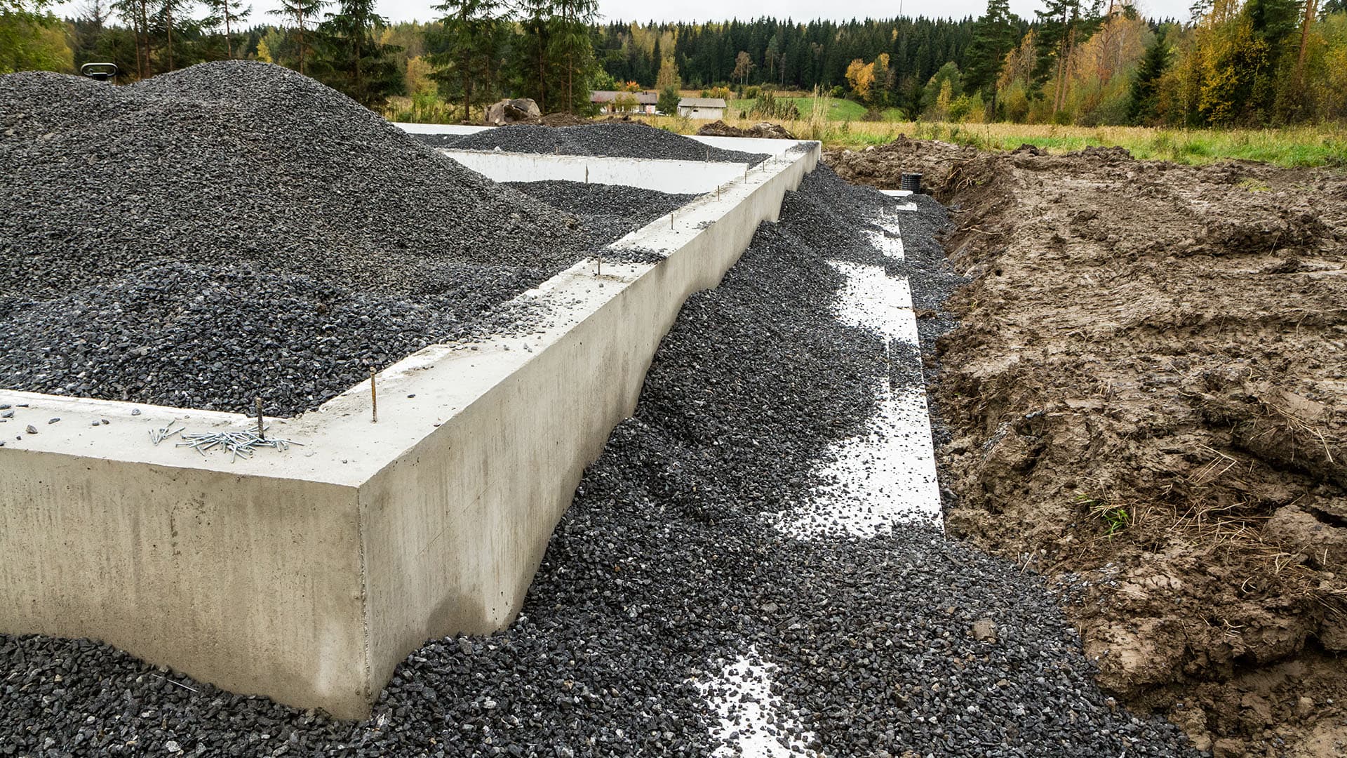 <p data-block-key="jks1z">Salaojat ja routasuojaus ovat valmiita. Seuraavaksi tontille odotetaan talopakettitoimitusta.</p>