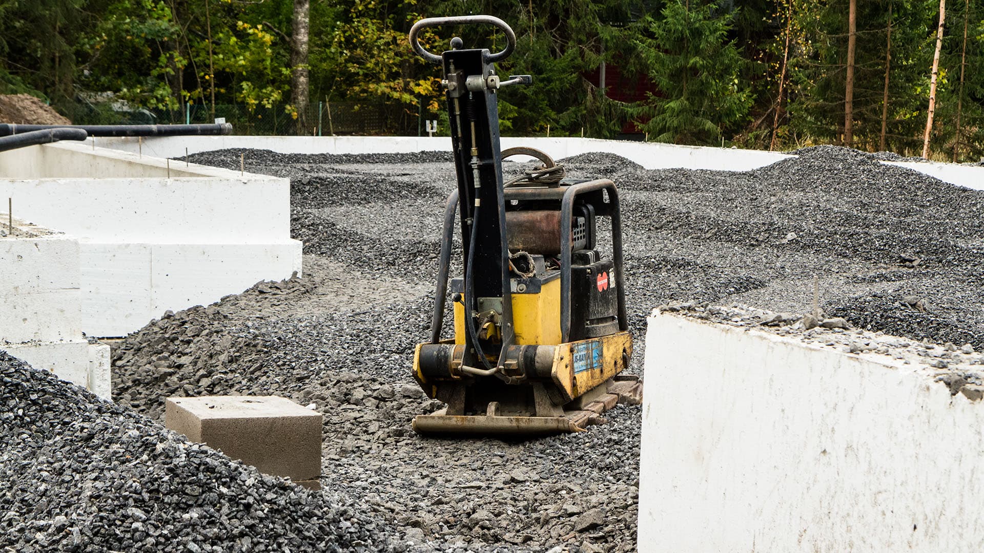 <p data-block-key="bsemi">Sisäpuoli täytetään tiettyyn tasoon ja täryytetään, jotta siinä on jatkossa helpompi työskennellä.</p>