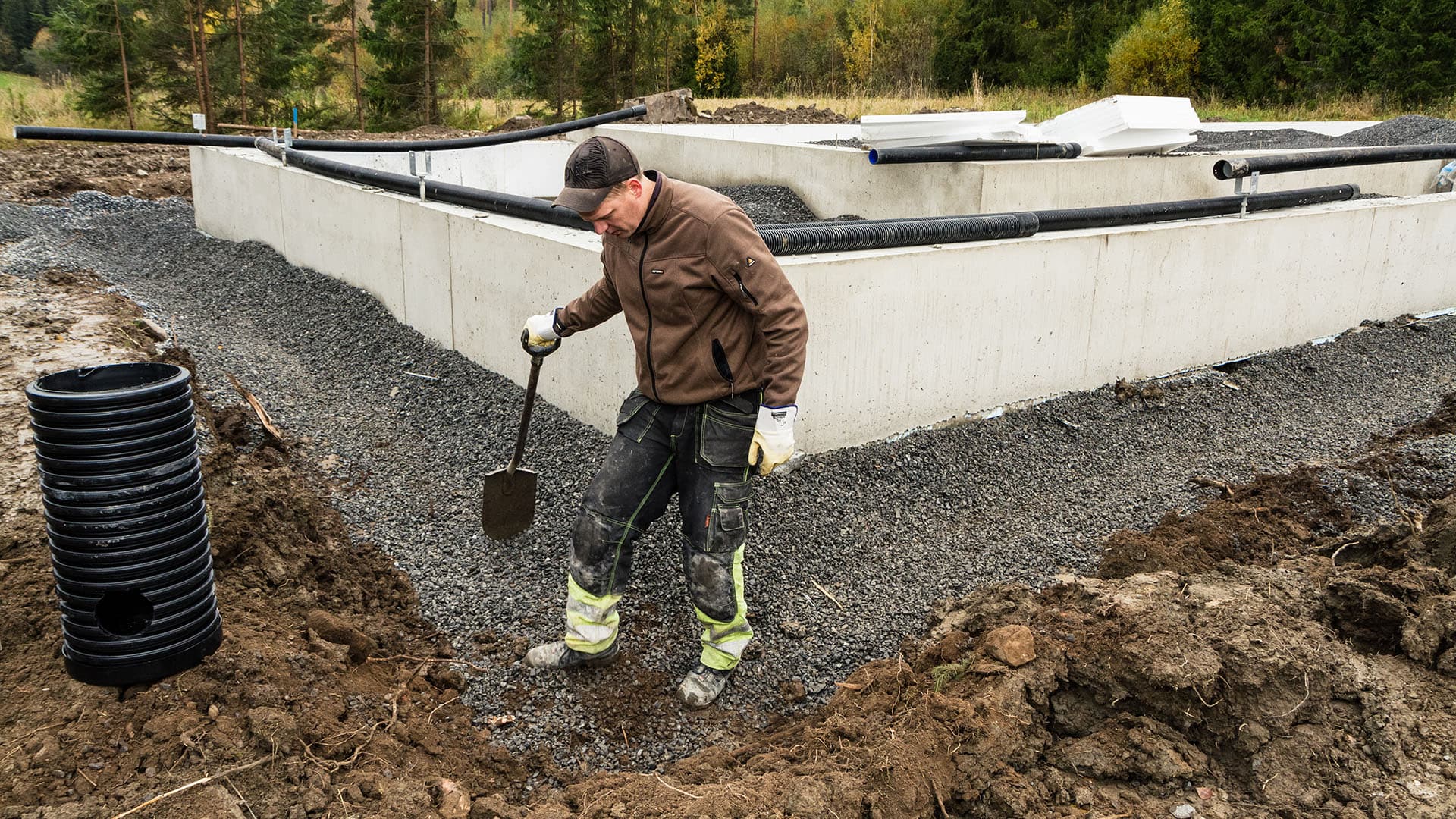 <p data-block-key="z167w">Valutöiden jälkeen asennetaan salaojat, sadevesiviemäröinti ja routasuojaus.</p>