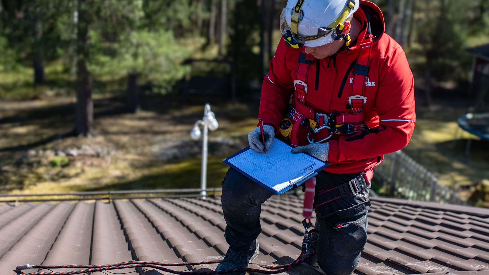 <p data-block-key="e55ti">Vesikatto kannattaa tarkistaa ennen aurinkopaneelien asennusta. Näin varmistetaan että katto pysyy aurinkopaneelien alla hyväkuntoisena.</p>