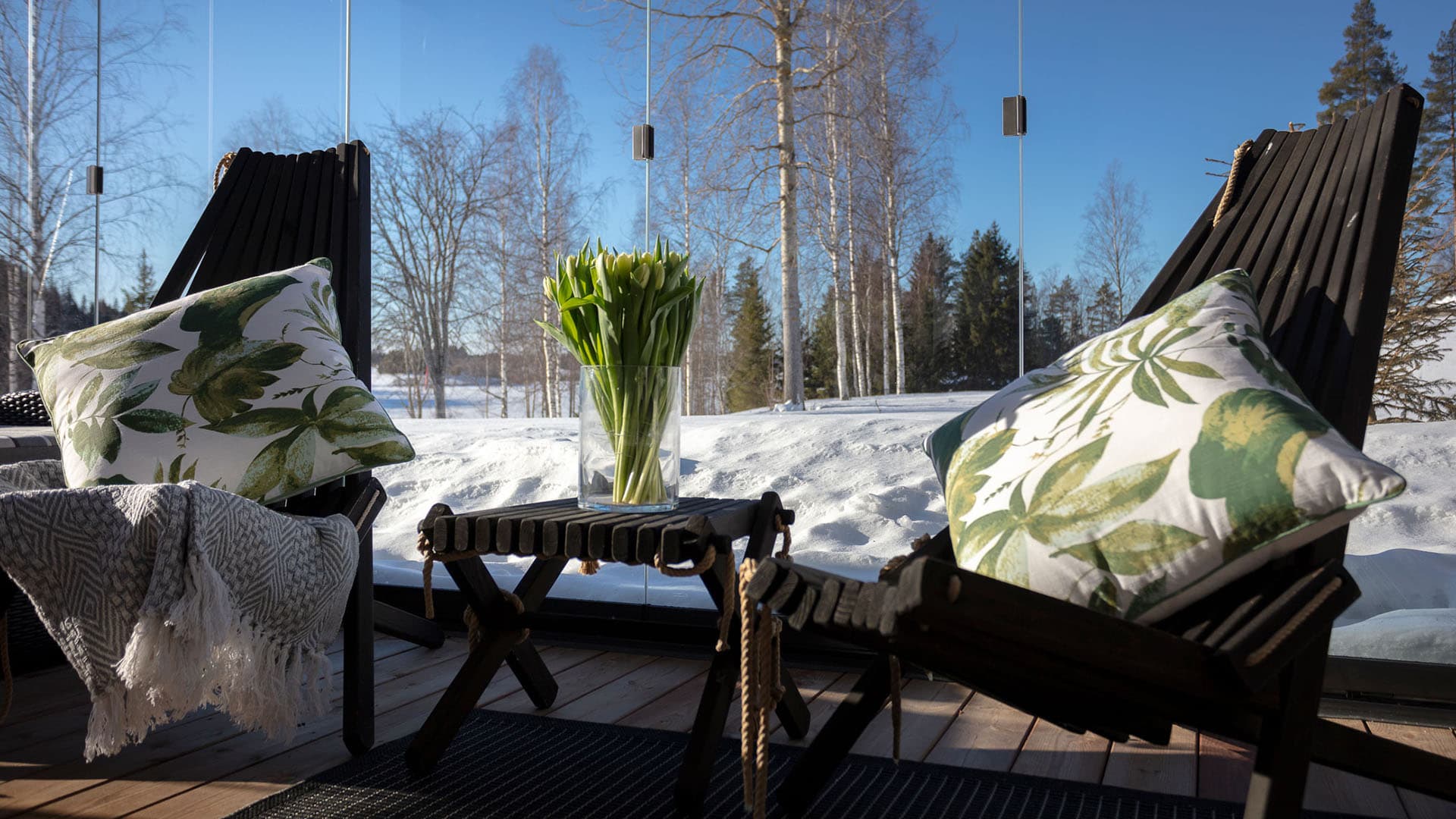 kevät tulppaanit ja lasitettu terassi Lumon