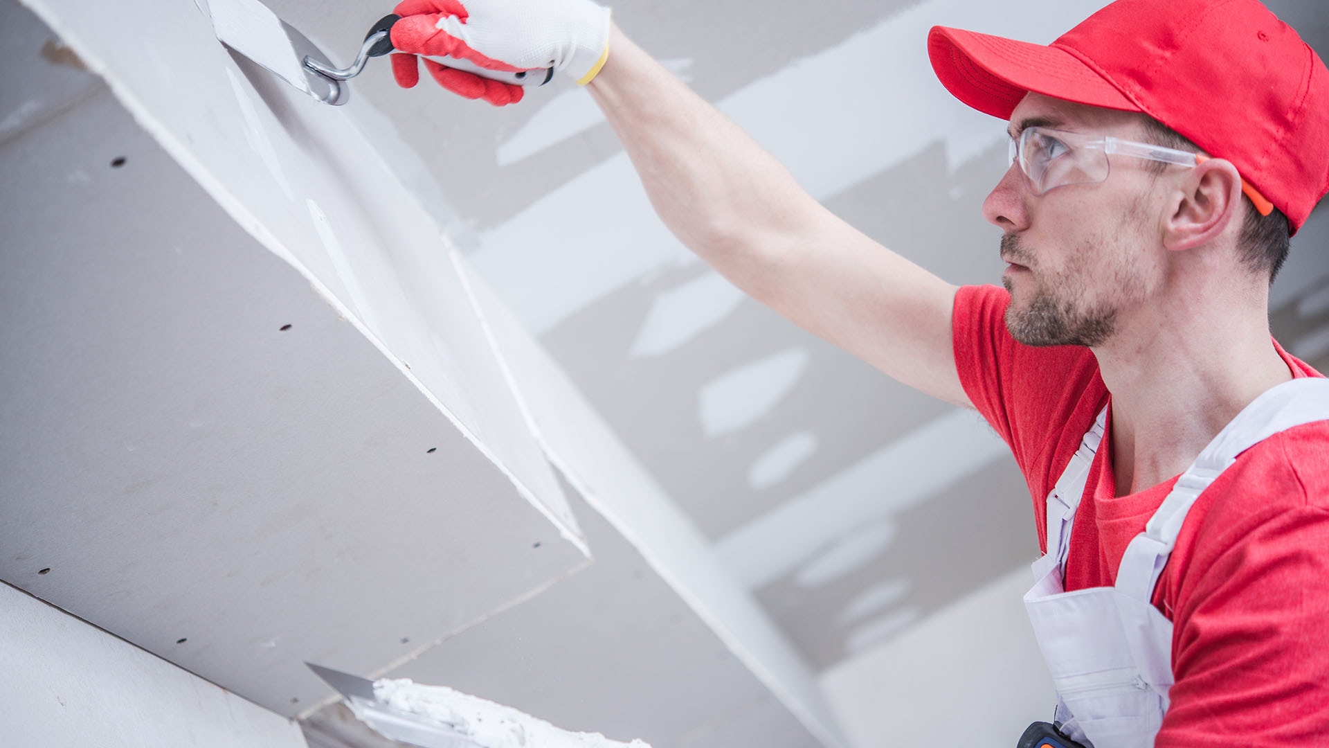 1920 kipsilevyn tasoitus ja saumanauhojen asennus