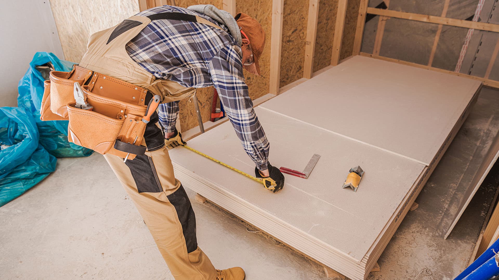 <p data-block-key="o1wxi">Kipsilevystä saa leikattua kaistaleen helposti vaikka katkoteräpuukon avulla.</p>