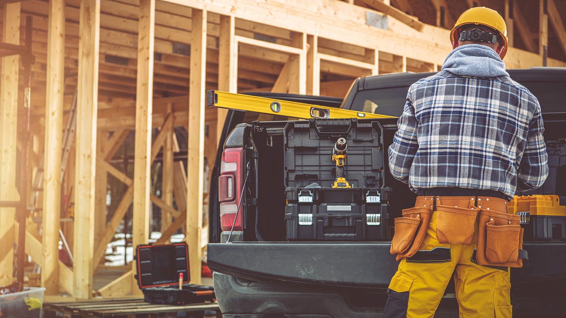 1920 kirvesmies työmaalla hakee tavaroitaan auton lavalta