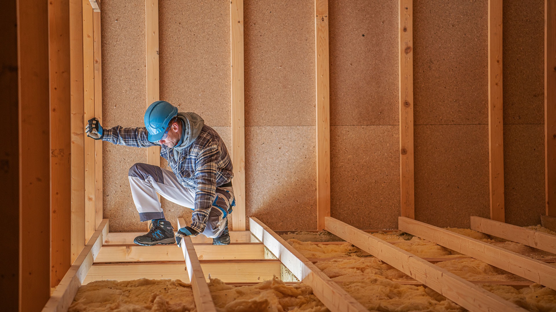 1920 kirvesmies työskentelee rakennustyömaalla