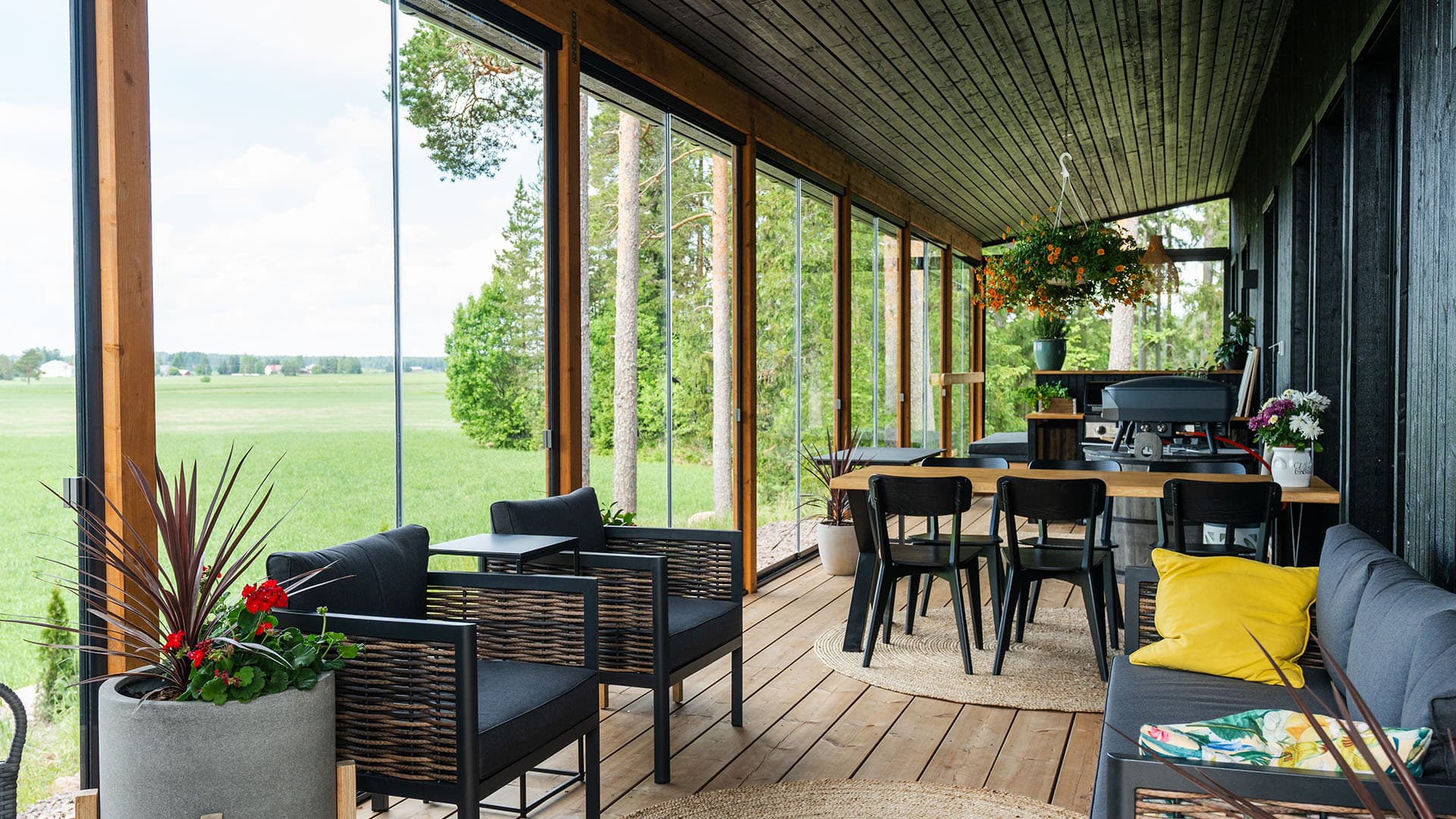 Lasitetulla terassilla on mahdollisuus järjestää monenlaista toimintaa mm. istuinryhmiä ja vaikka grillauspaikan.