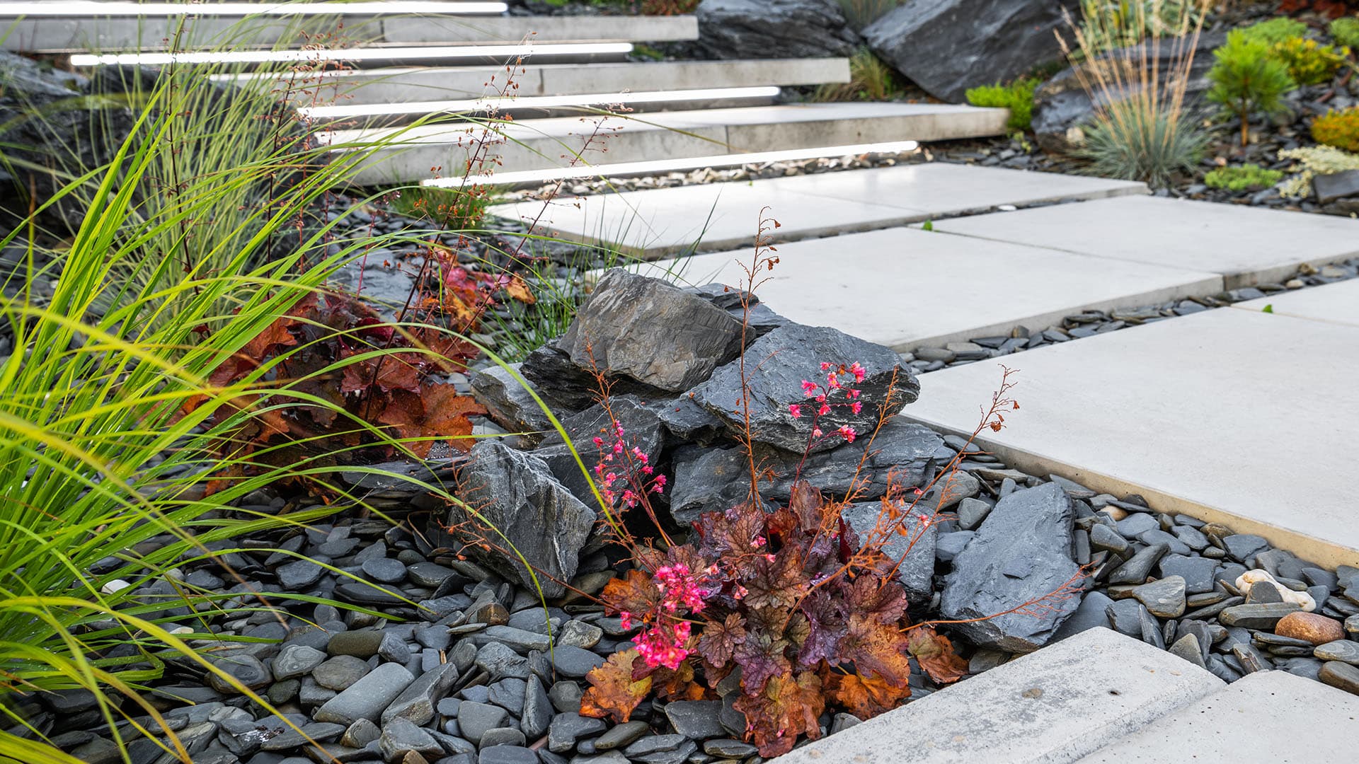 <p data-block-key="ee2gq">Pienillä alueilla on tilaa persoonallisemmille ratkaisuille. Eri kivityyppien yhdistely onnistuu pienemmissä määrin, kunhan kokonaisuus pysyy tasapainoisena. (Kuva: Envato)</p>