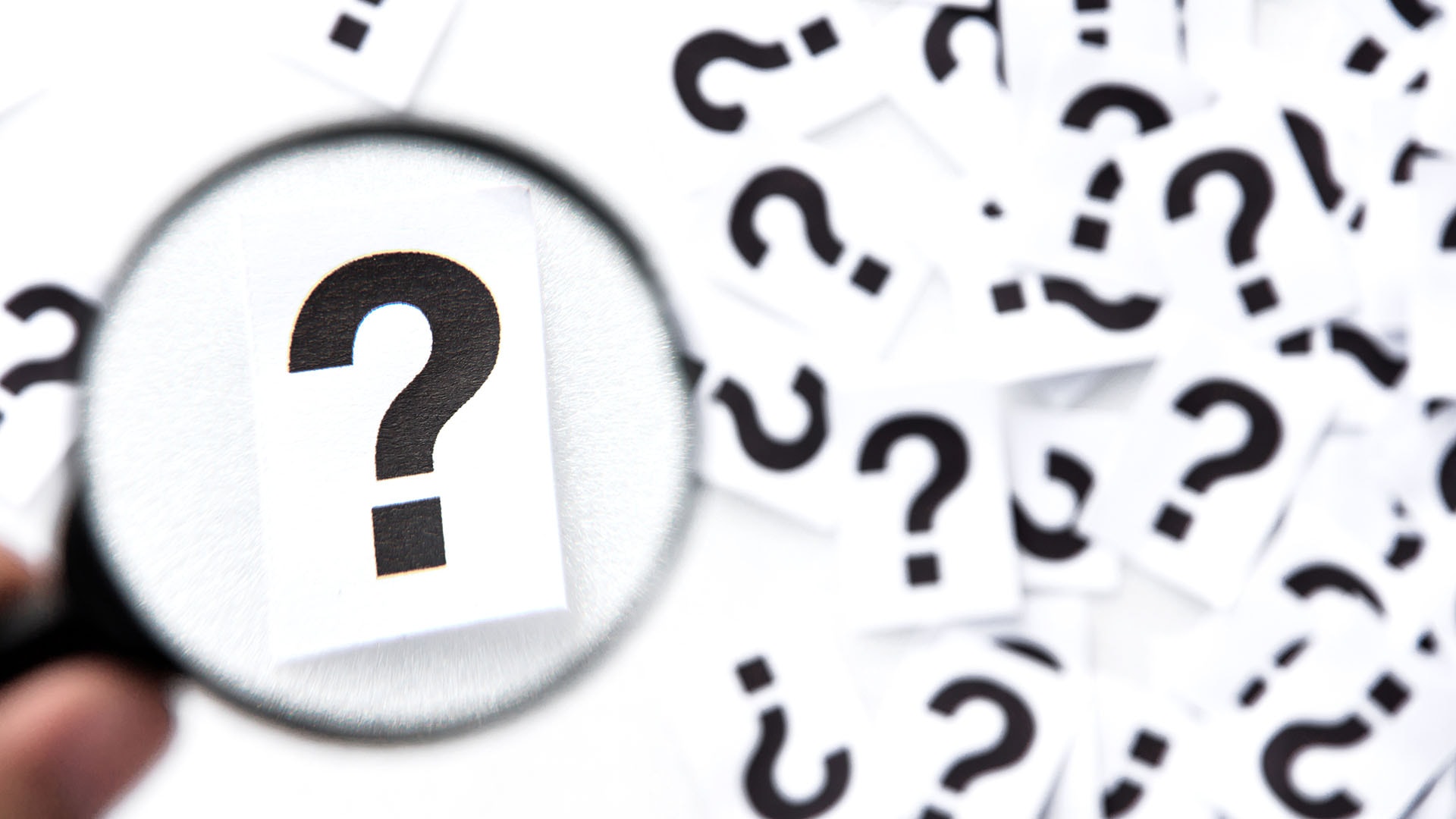 1920 kysymysmerkkejä ja suurennuslasi