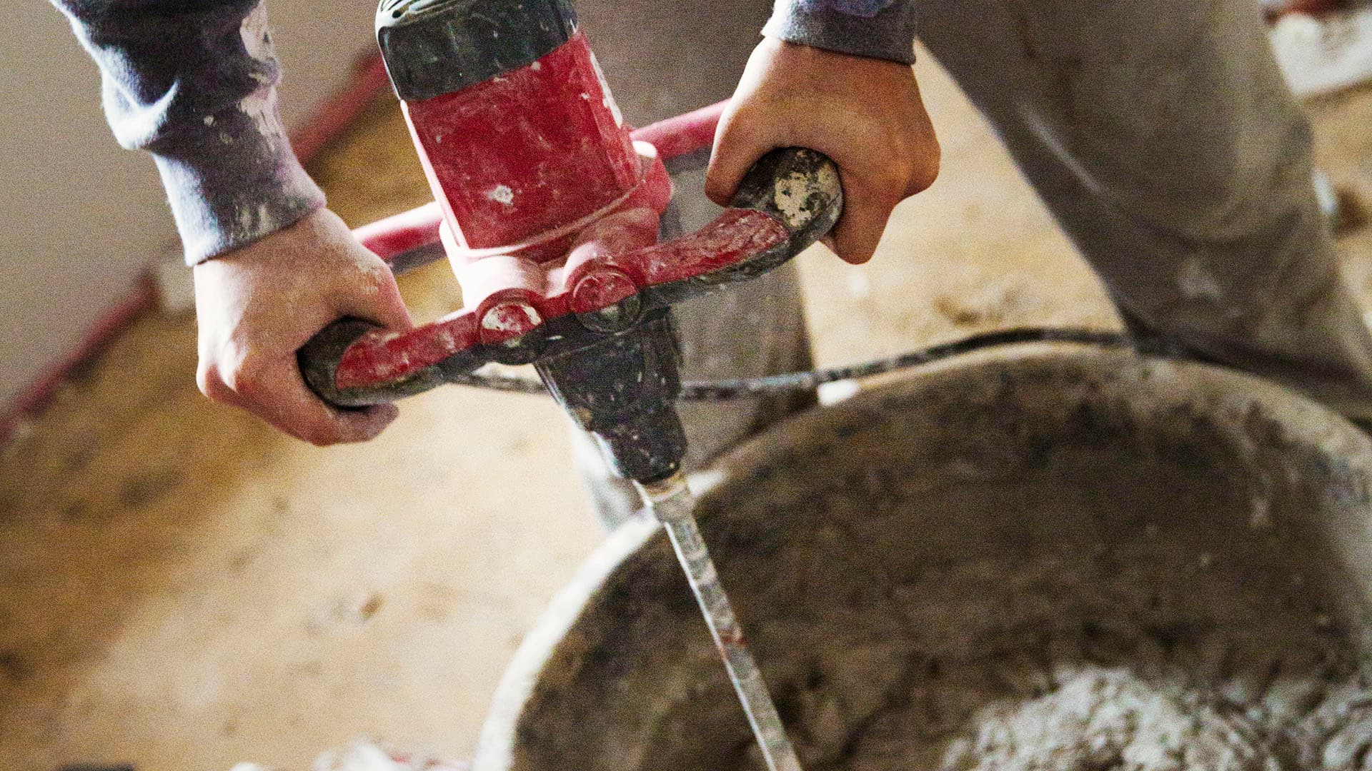 laastin sekoitus laastivispilän avulla