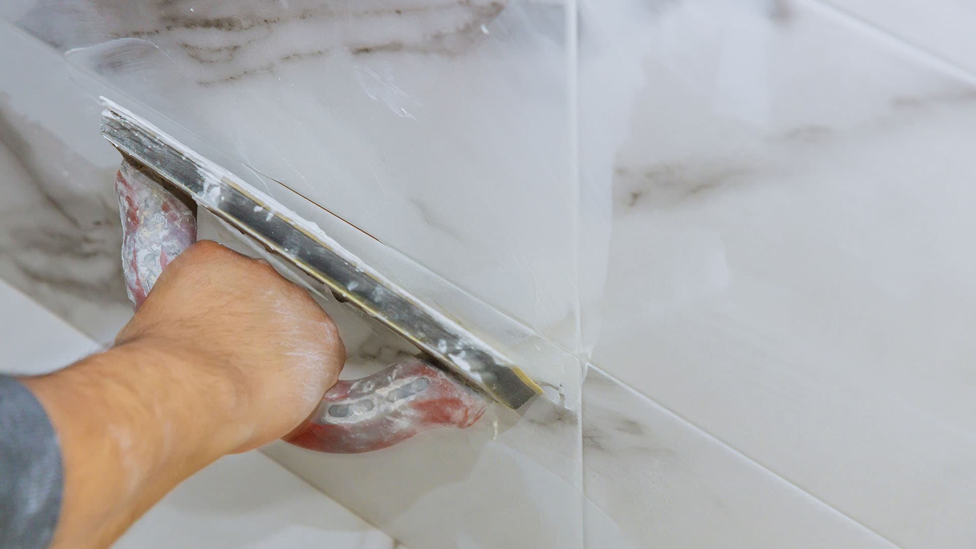 <p data-block-key="ika3h">Laasti levitetään saumattavalle pinnalle.</p>