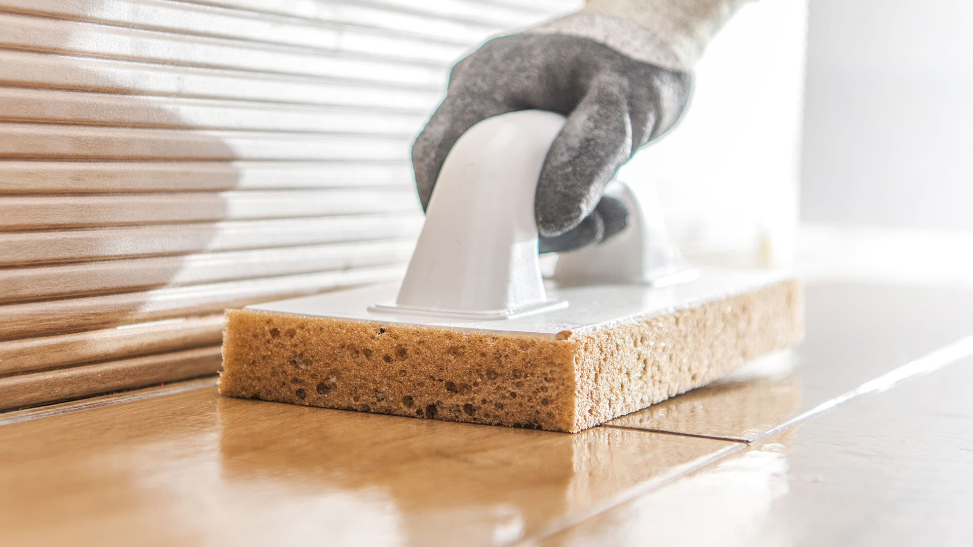 <p data-block-key="ika3h">Pesu aloitetaan, kun laastia ei tartu sormeen saumaa painettaessa.</p>