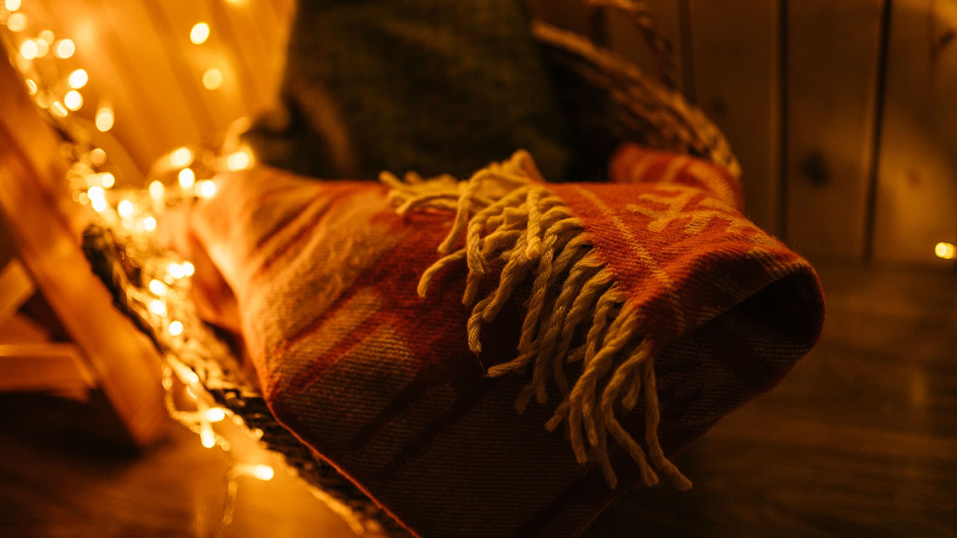 lämmin villapeitto valonauhan kera