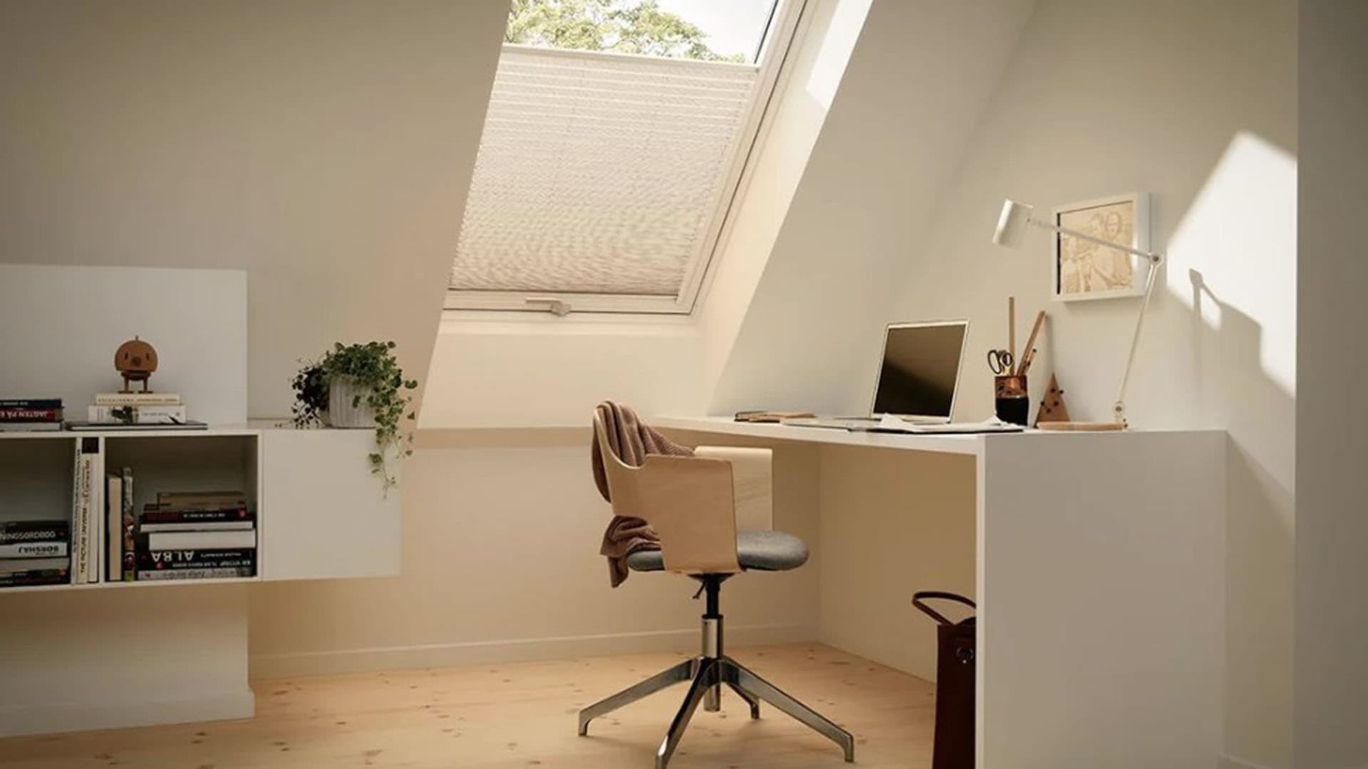 Läpikuultava taiteverho auttaa ehkäisemään häikäisyä.