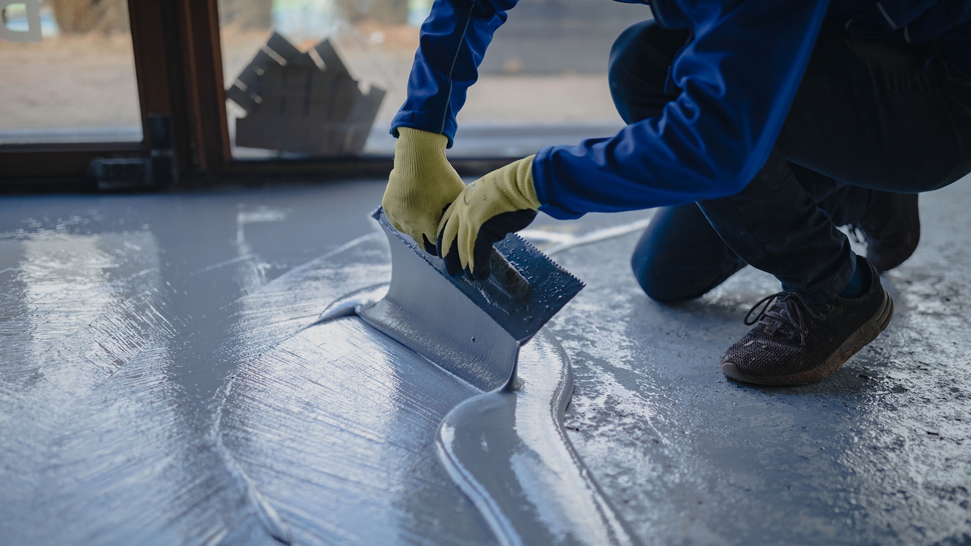 1920 lattian tasoitustyö käynnissä