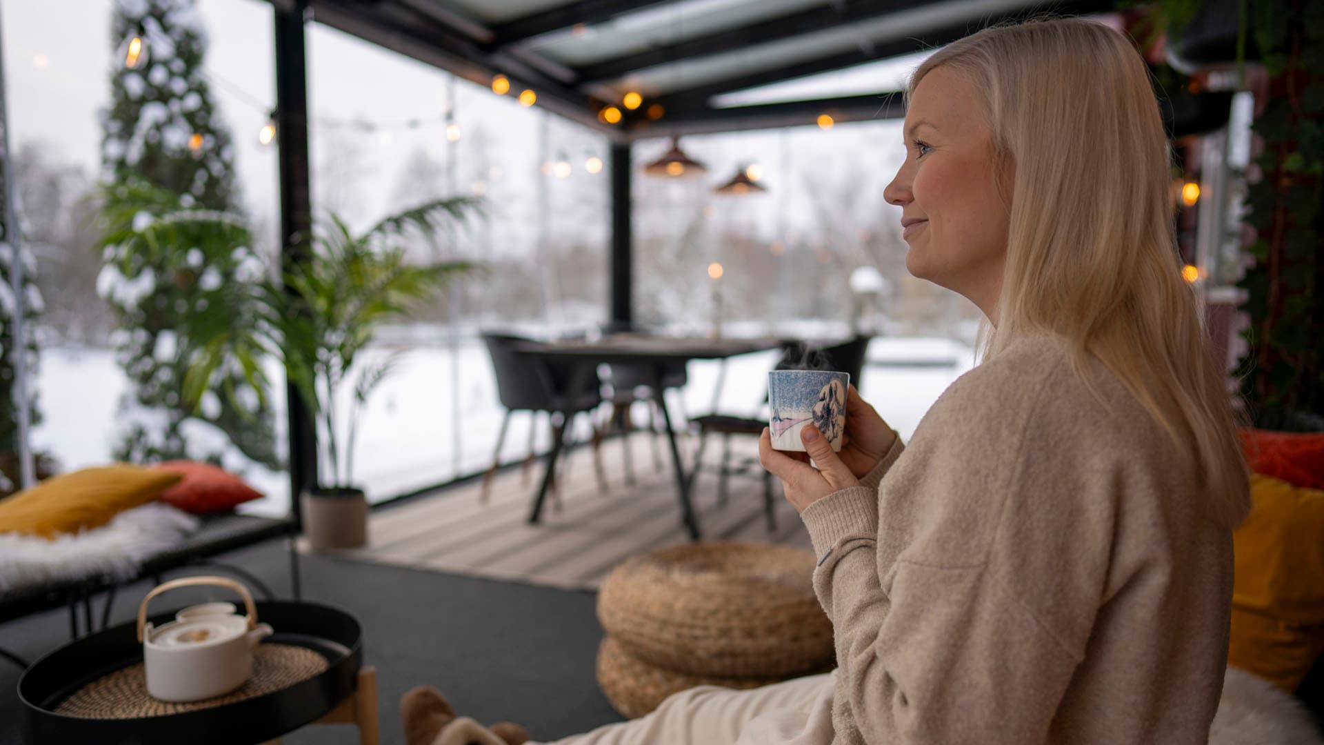 miellyttävä kahvihetki lumonin lasitetulla terassilla