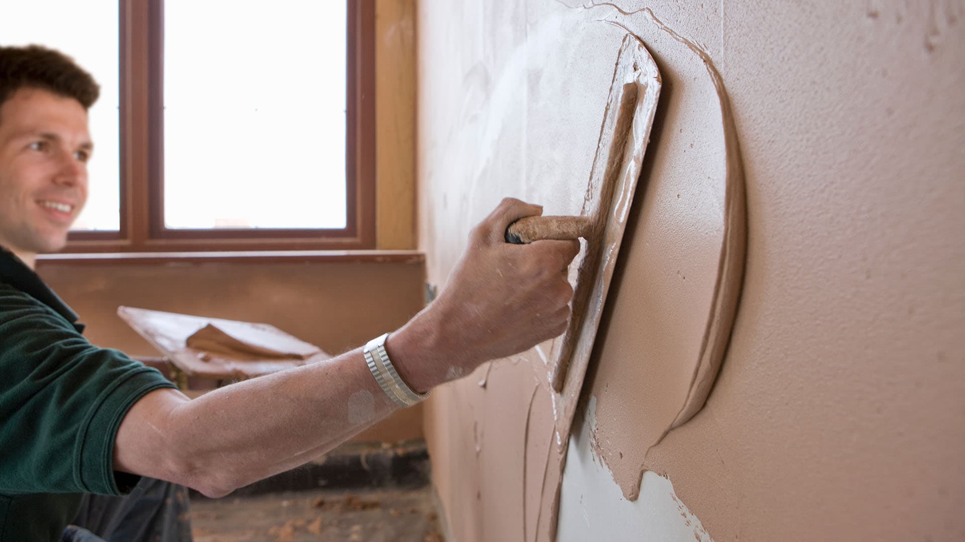 mies tasoittaa seinää lasta lähikuvassa