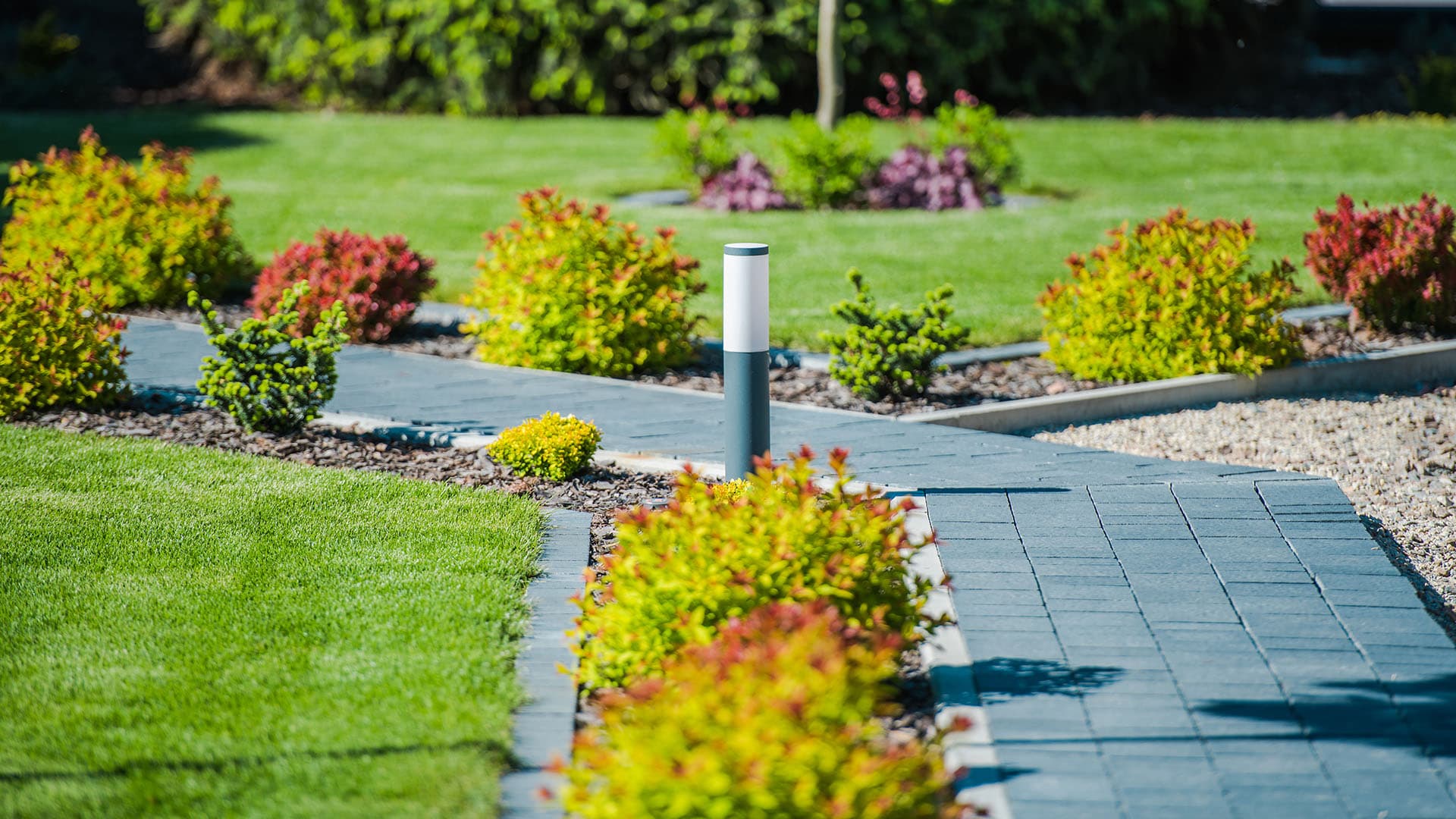 Pihakivet kulkuväylissä: Luo kaunis ja kestävä reitti pihallesi