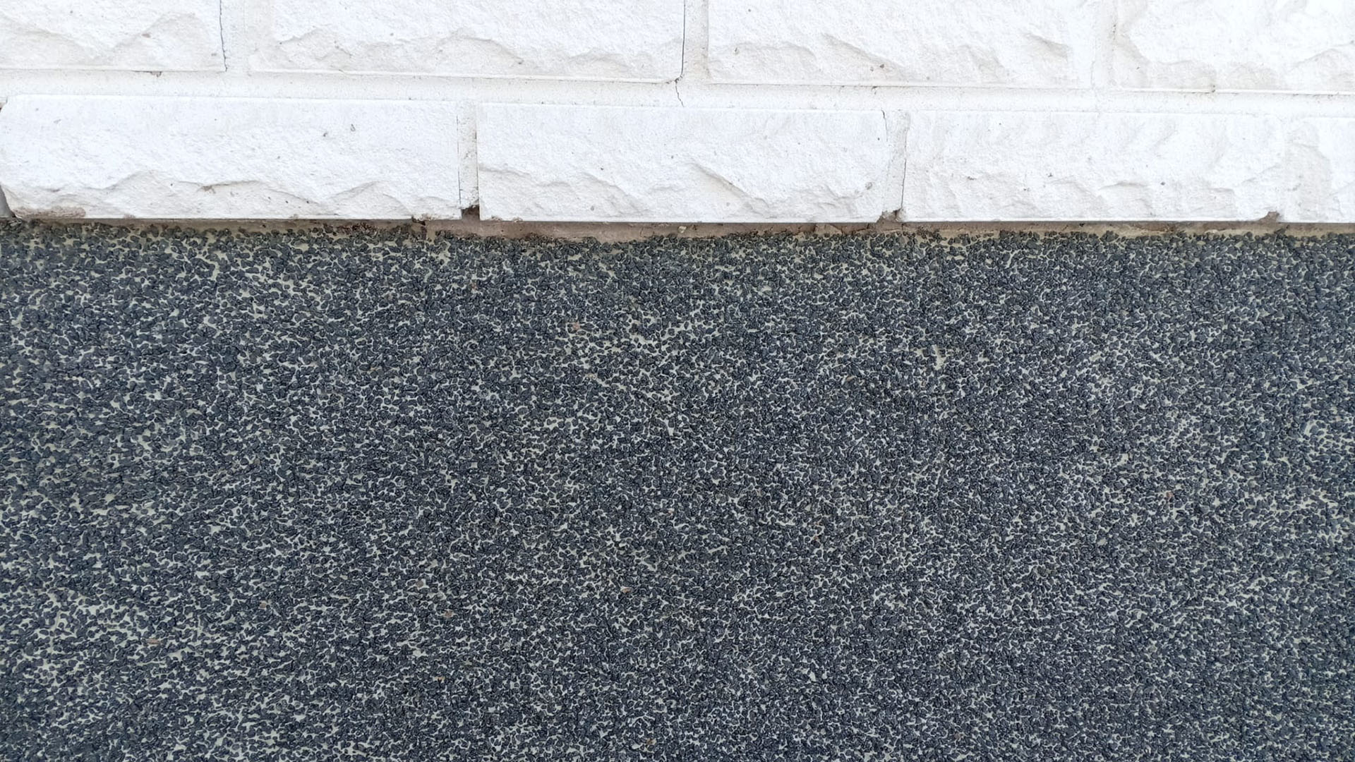 1920 musta rouhepinnoitus vaalealla pohjalla valkoisessa tiilitalossa MR